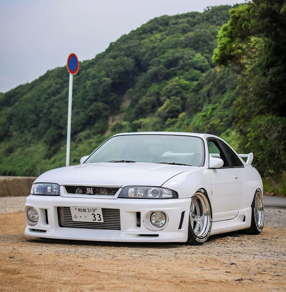 CAR HUB - Clean Skyline 🤍 . . #nissan #gtr #r33 #gtrr33... | Facebook