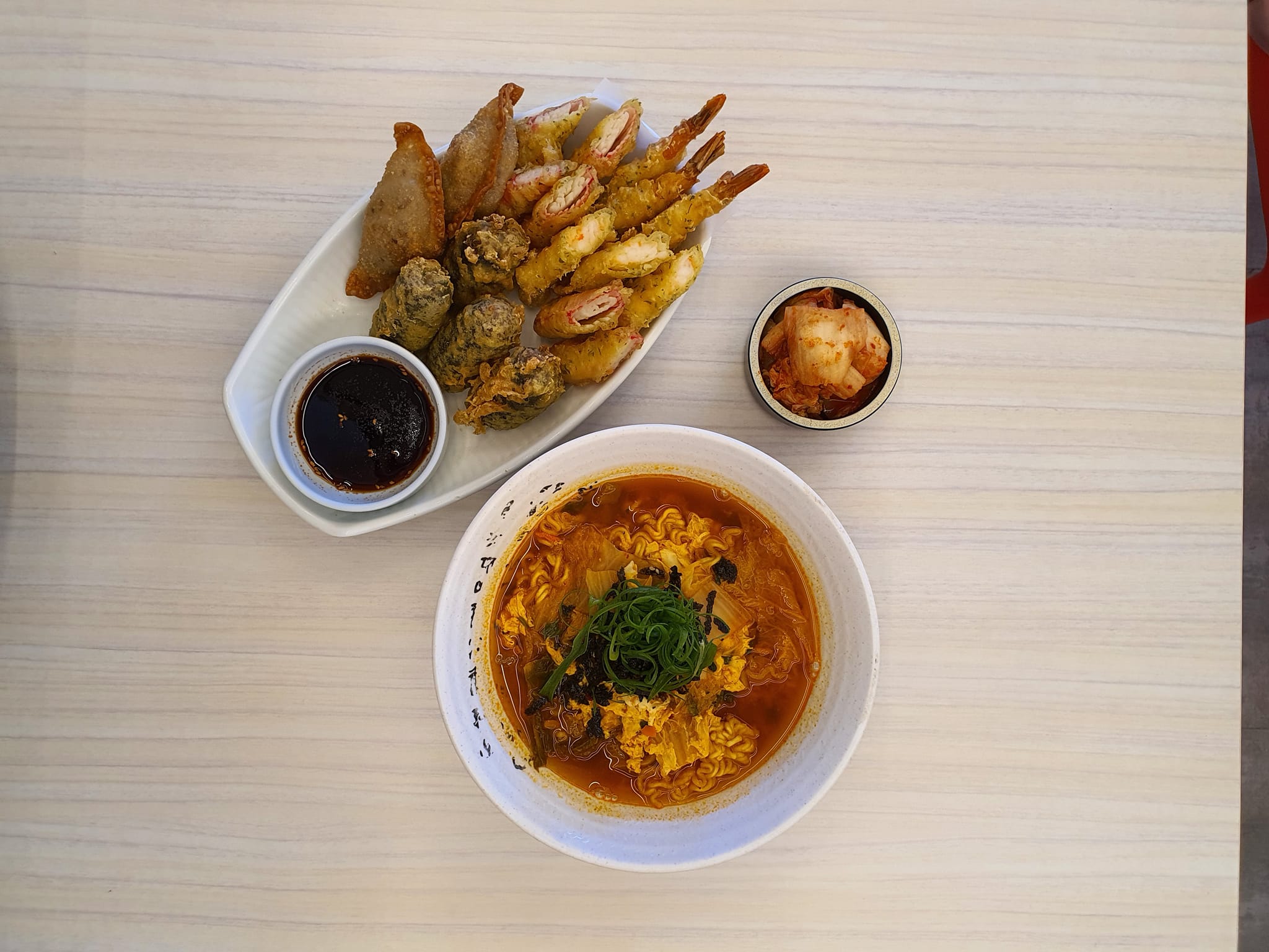 Topokki Man - 늦은점심 짝꿍이랑 떡볶이맨 매뉴점검 튀김이랑 김치라면 맛없으면 이상한일... | Facebook