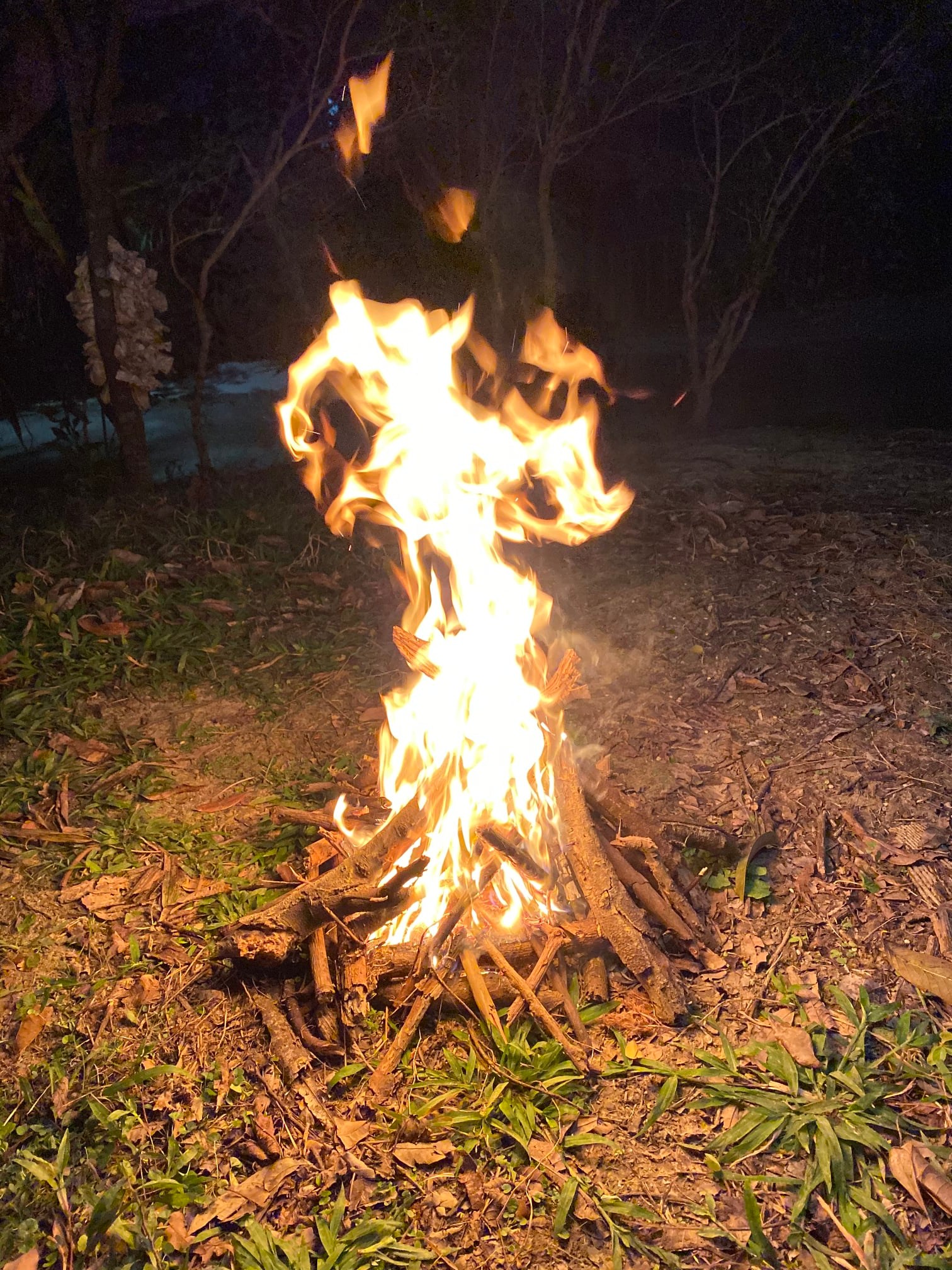 法屋 - 薩滿的火，是靜默內省的火，向天地祈禱，接引內在寂靜的訊息。 我在南方生了一把火。...
