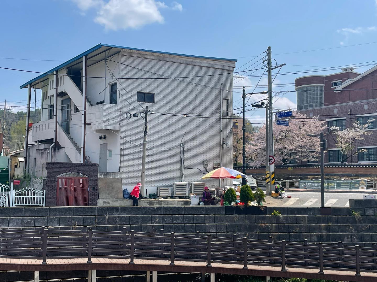 이곳은 오거리 반짝 시장⚡️🌞 계절의 변화를 생생하게 느낄 수... - 마을스테이 - 새로운 일상에 머무르다 | Facebook