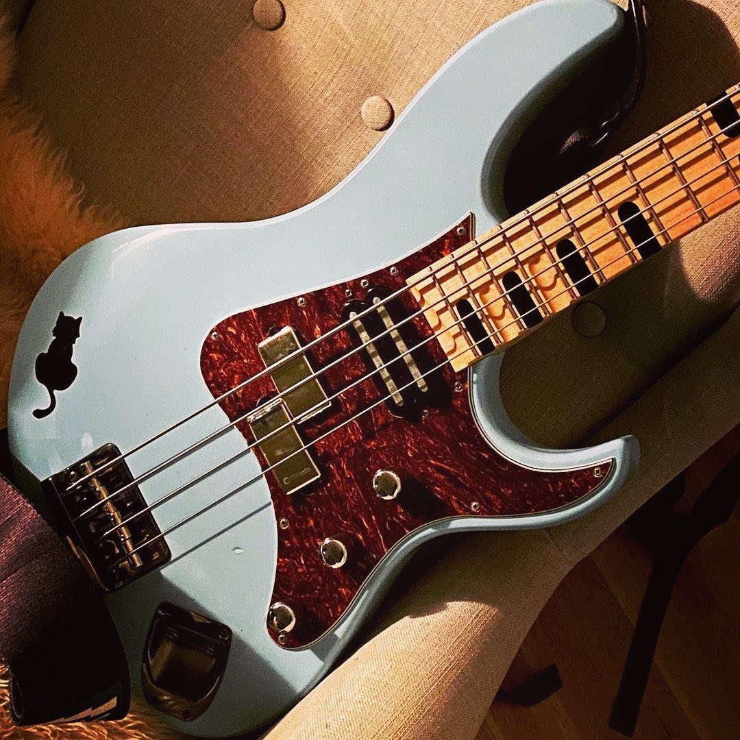 Yamaha Attitude III Billy Sheehan Signature Bass pic by Erik Arkö