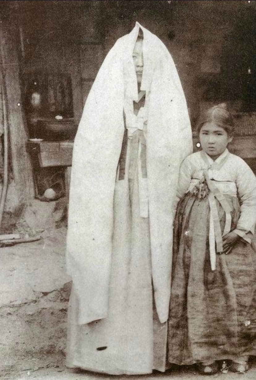 조선후기: 양반 여인들의 외출할 때 입었던 장옷. A... - HISTORY OF KOREA | Facebook