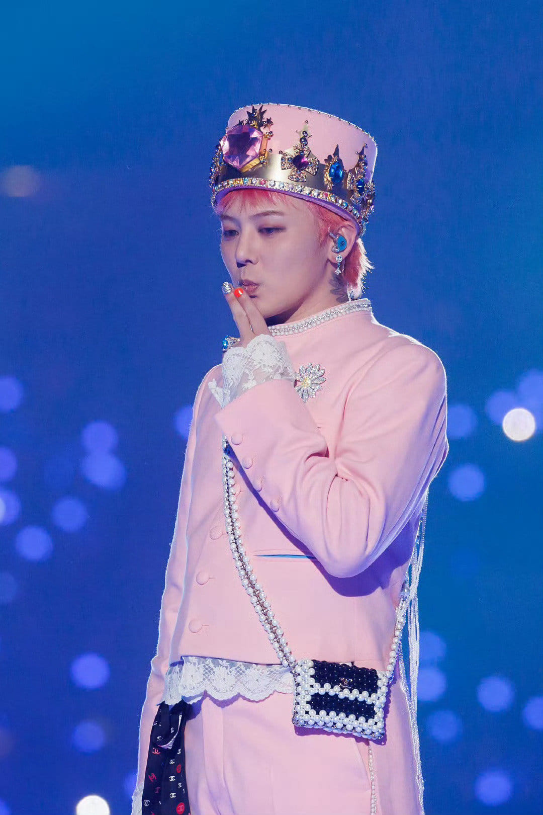 G-DRAGON IN PINK! A color of strenght and conviction yet