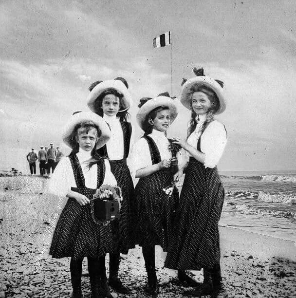 Gleaming - In 1910, the four Romanov sisters—Olga, Tatiana, Maria, and ...