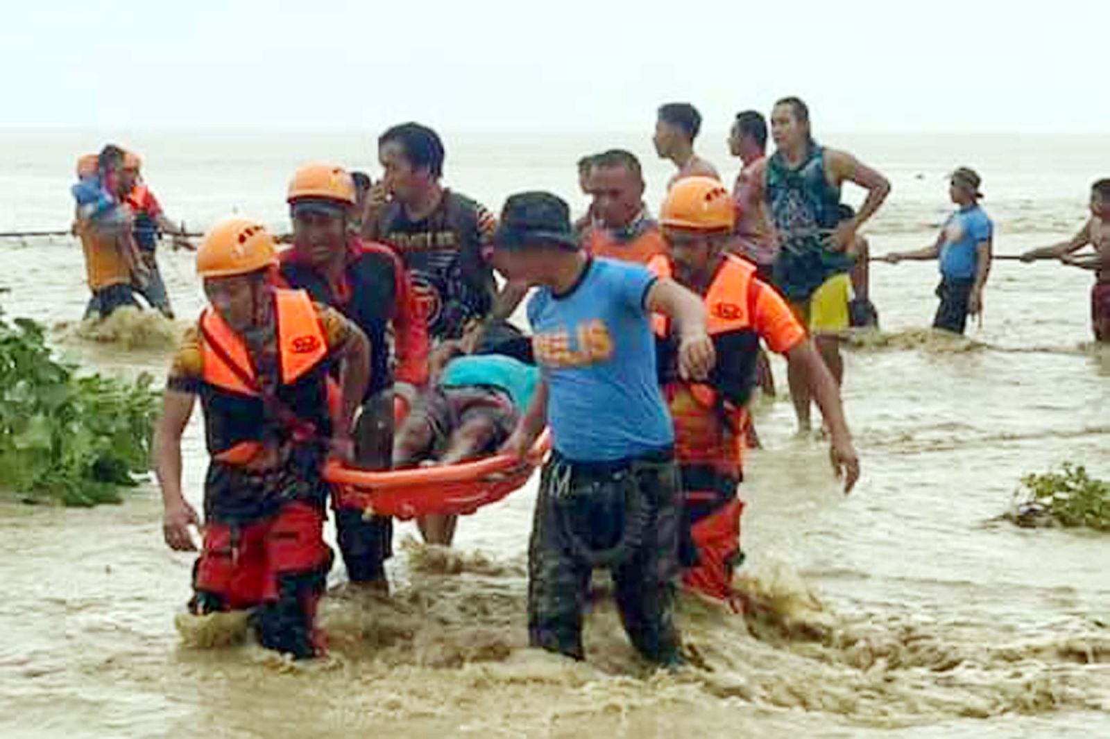 LOOK. Rescuers from the... - Philippine News Agency | Facebook