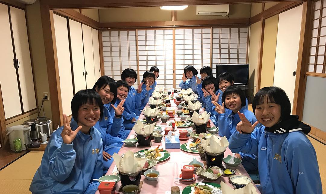 料理民宿ささき 四日市商業高校 陸上部 スポーツ合宿 で 宿泊して頂きました 雨 の中 走り込みをして アイシング をしていました お風呂で疲れを取って お待ちかねの夕食 です 今日のメニュー 鯛とシビのお刺身 渡利牡蠣入り大盛り天ぷら 牡蠣入り