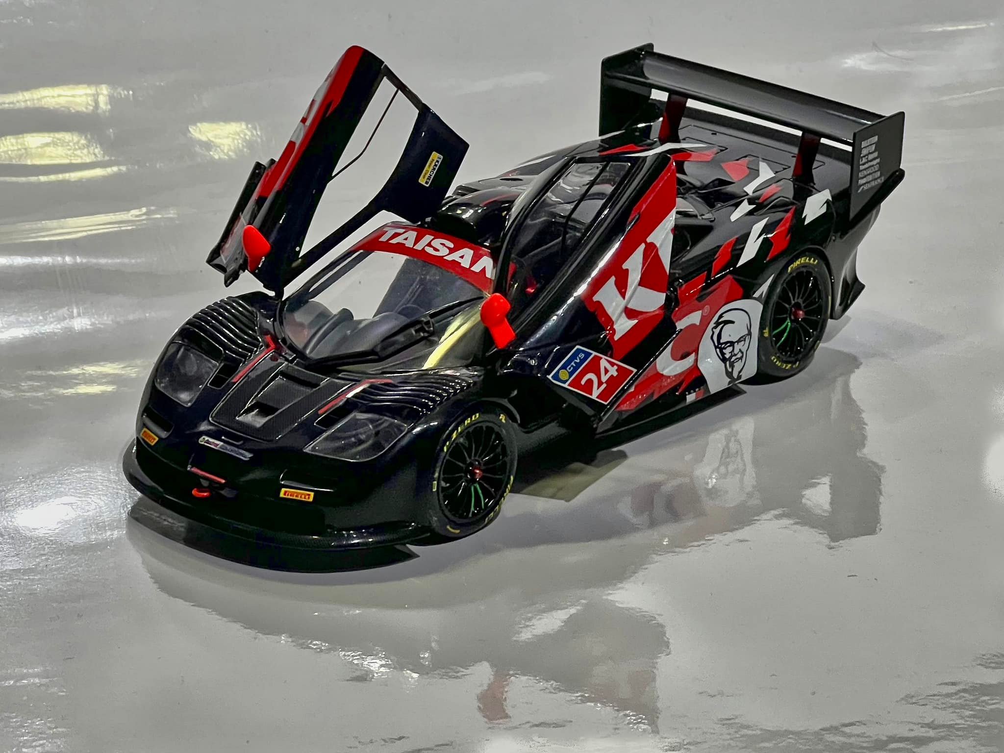 Fujimi 1/24 Gulf McLaren F1 GTR model kit assembly and customization