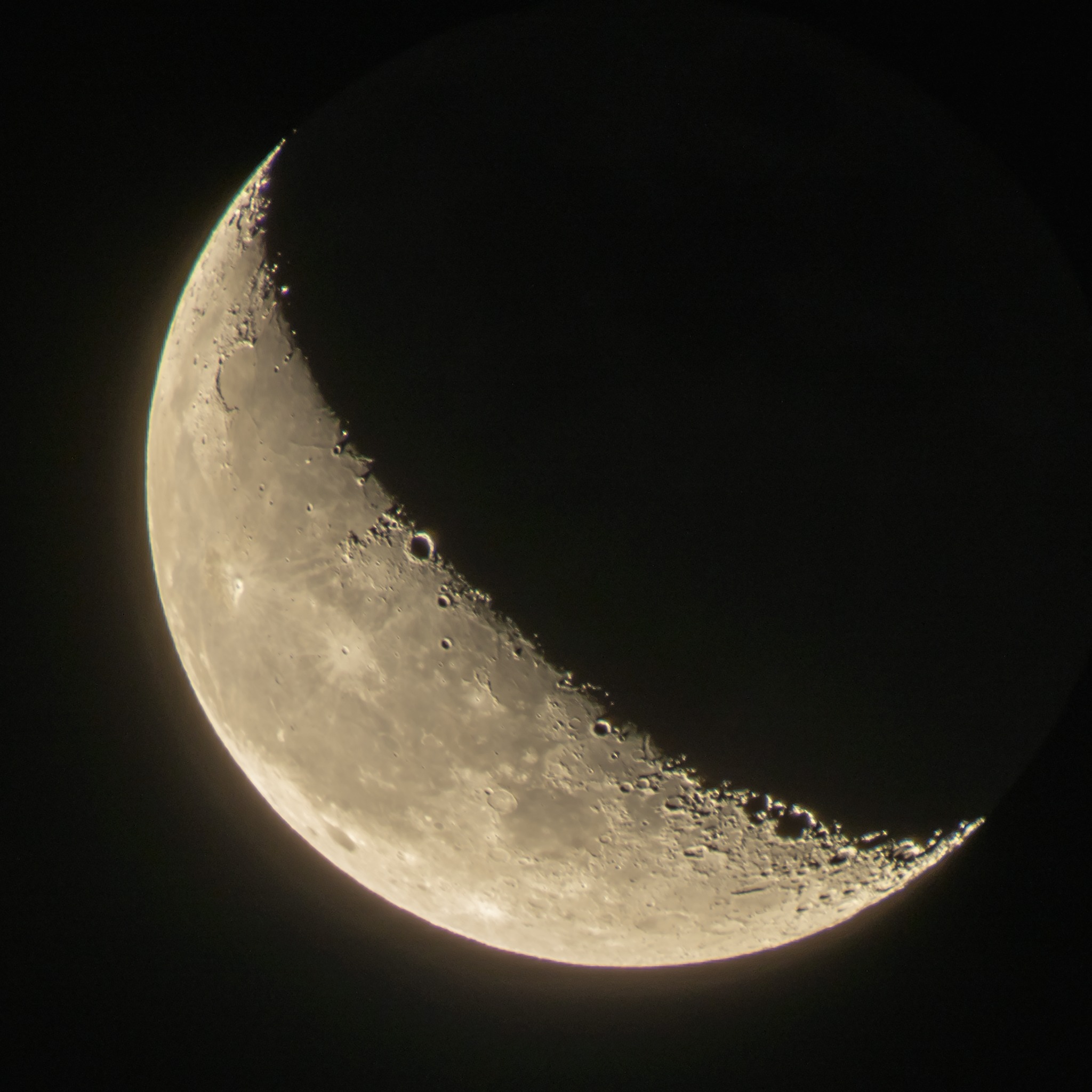 Capturing the waning crescent moon with Nikon Z6ii and 70-200mm f