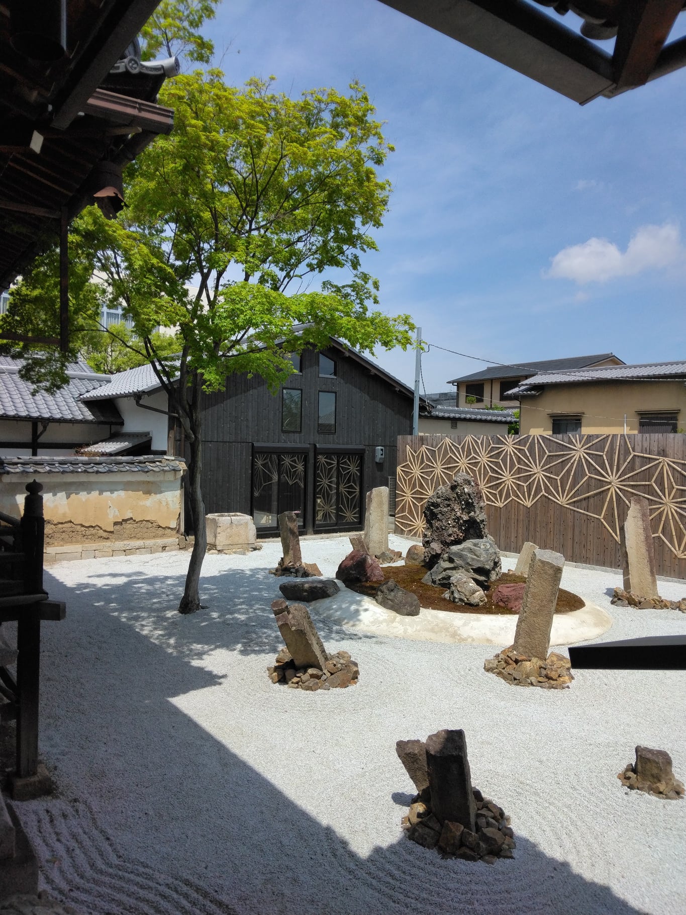 上京区の日蓮宗本山の一つ・本法寺の摩利支天堂の脇に、新しい枯山水