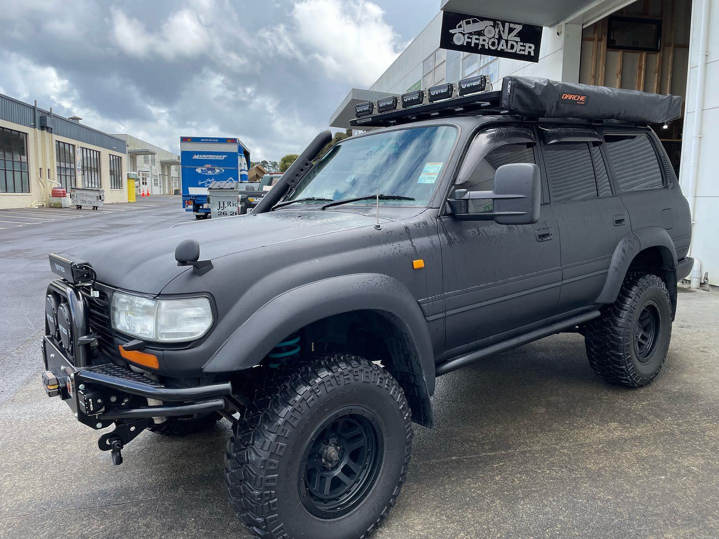 NZ Offroader - Custom made rock sliders for this very tidy...