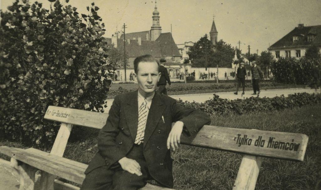 zwiadowca-polak-siedzi-na-awce-tylko-dla-niemc-w-w-oc-awek-1940