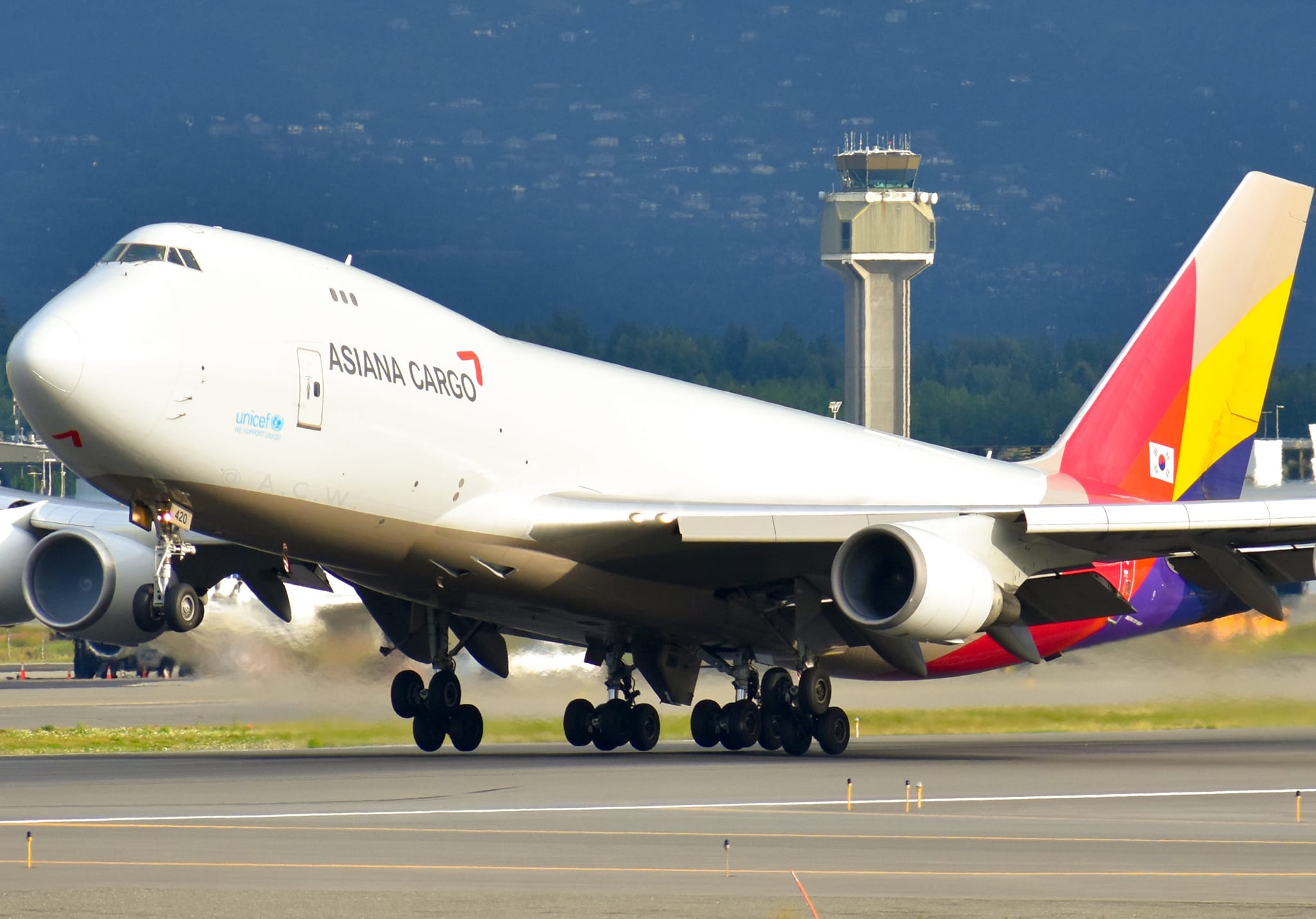 Asiana B747-400 HL-7423 arrives at Kai Tak