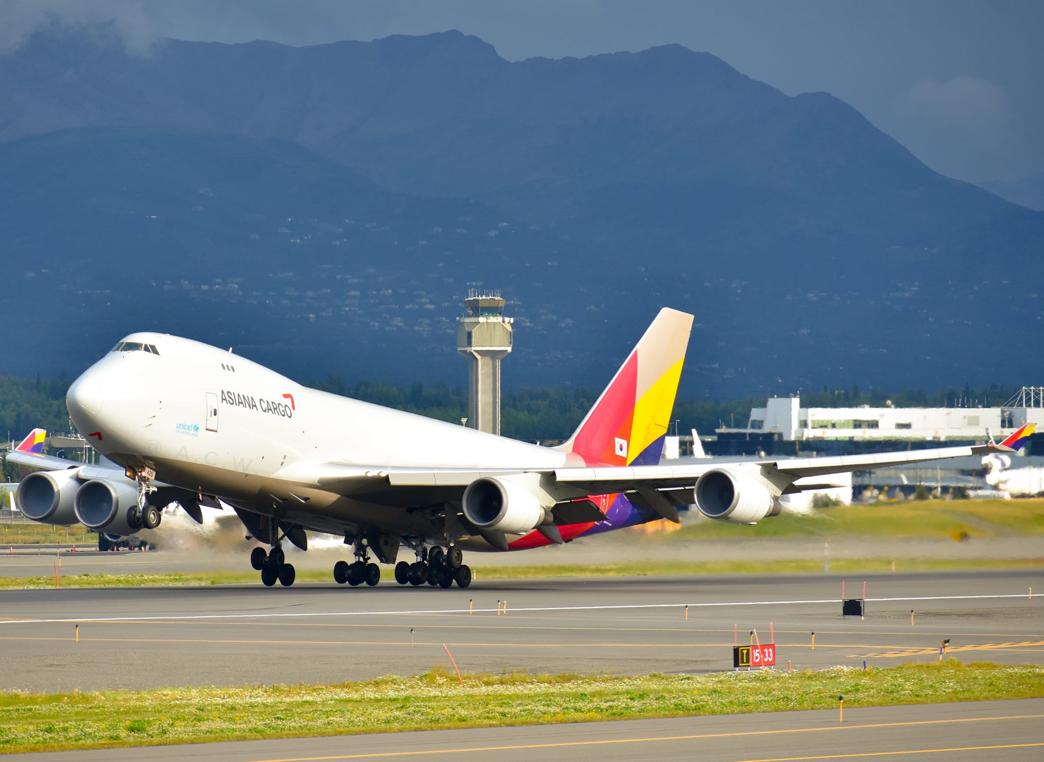 Asiana B747-400 HL-7423 arrives at Kai Tak