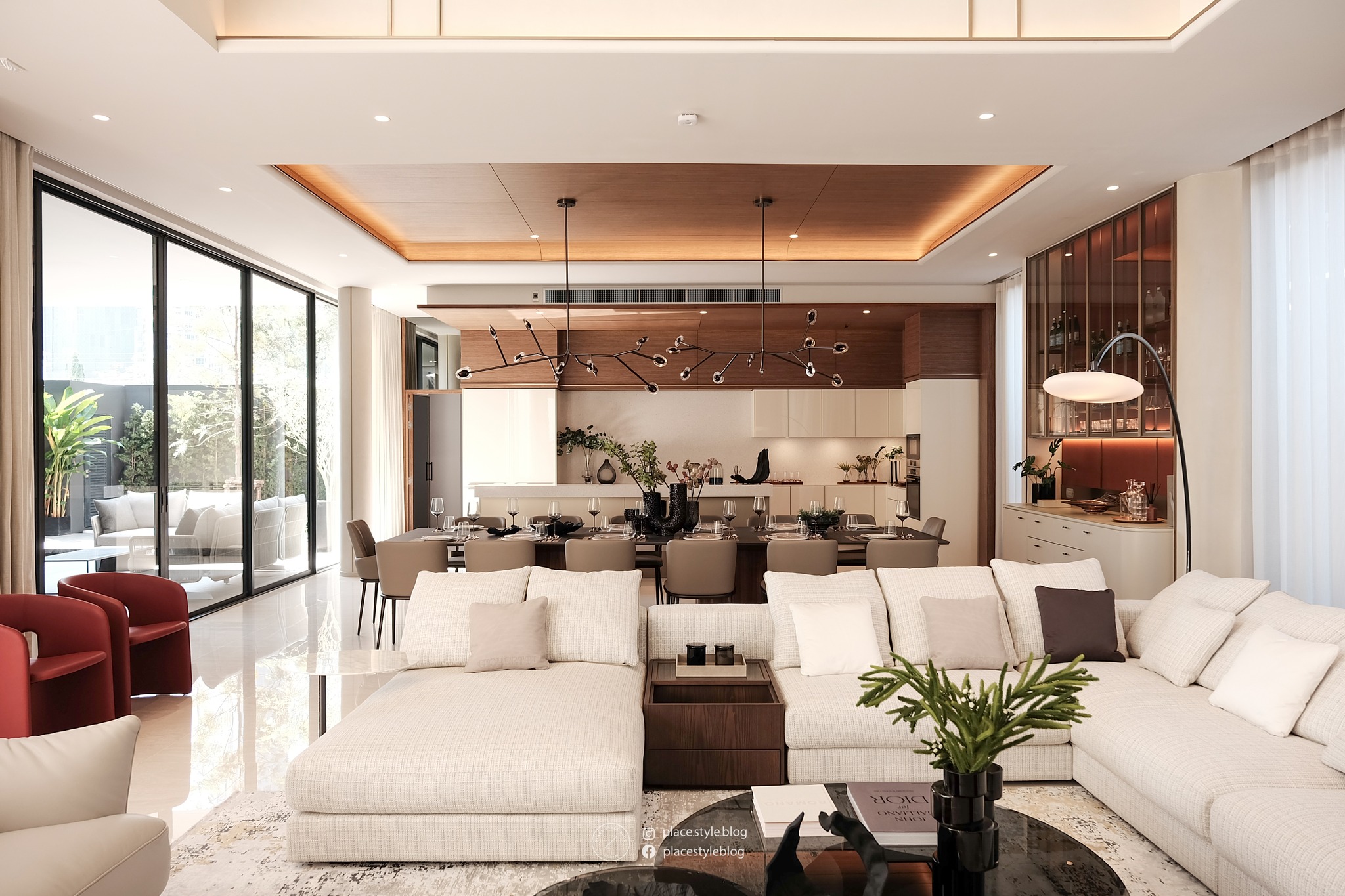 PLACE - Living Area ที่เป็น Double Volume ต่อเนื่องกับ Dining Area และ ...