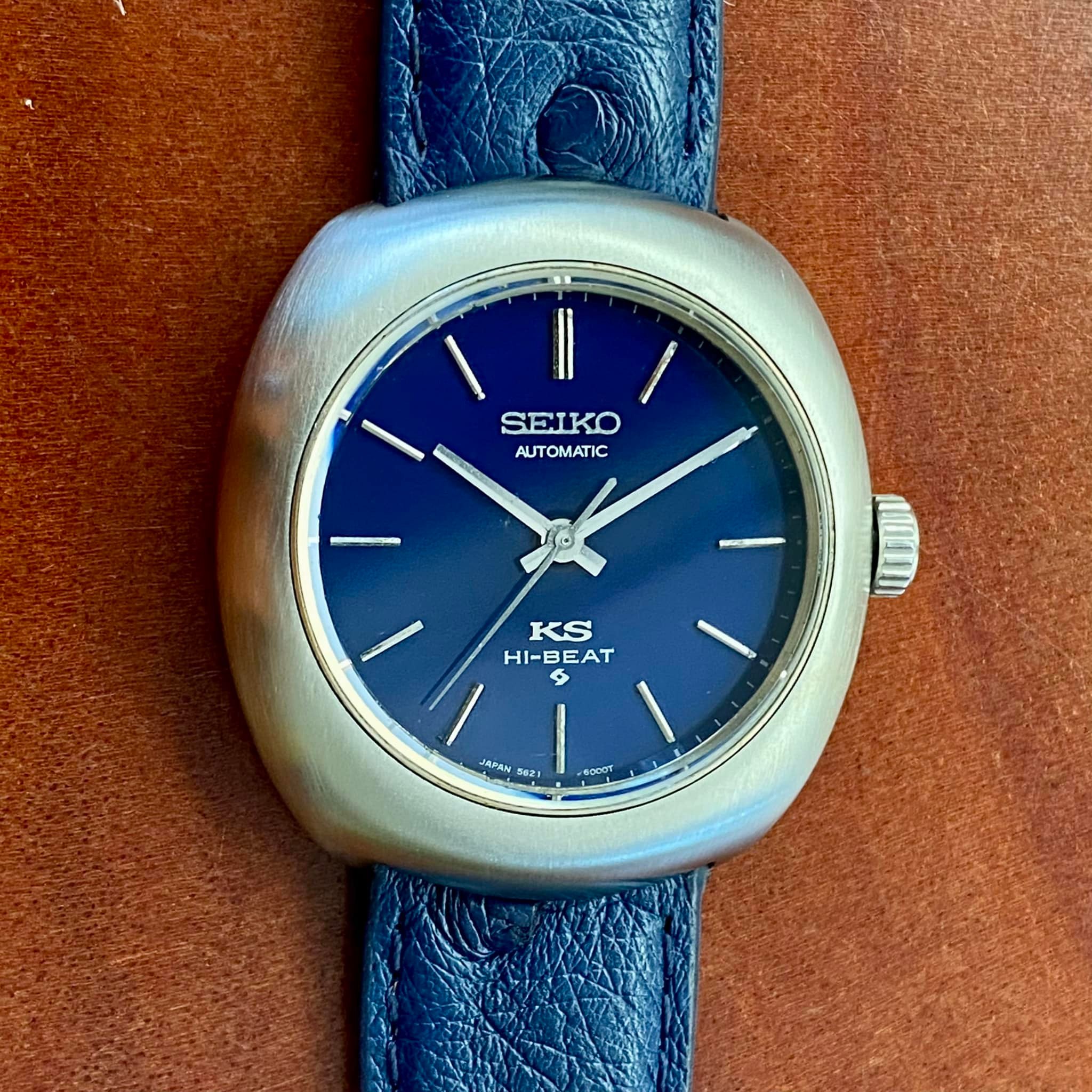 Such a unique case and minimalistic dial, and a SPECTACULAR case