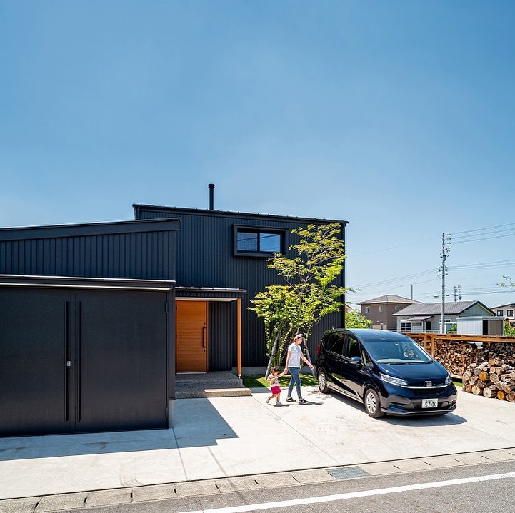 薪ストーブとガレージのある家😊 ほぼ平屋の家！ #岩橋建築... - 知多半島ちょっとオシャレな家づくり｜株式会社岩橋建築 | Facebook
