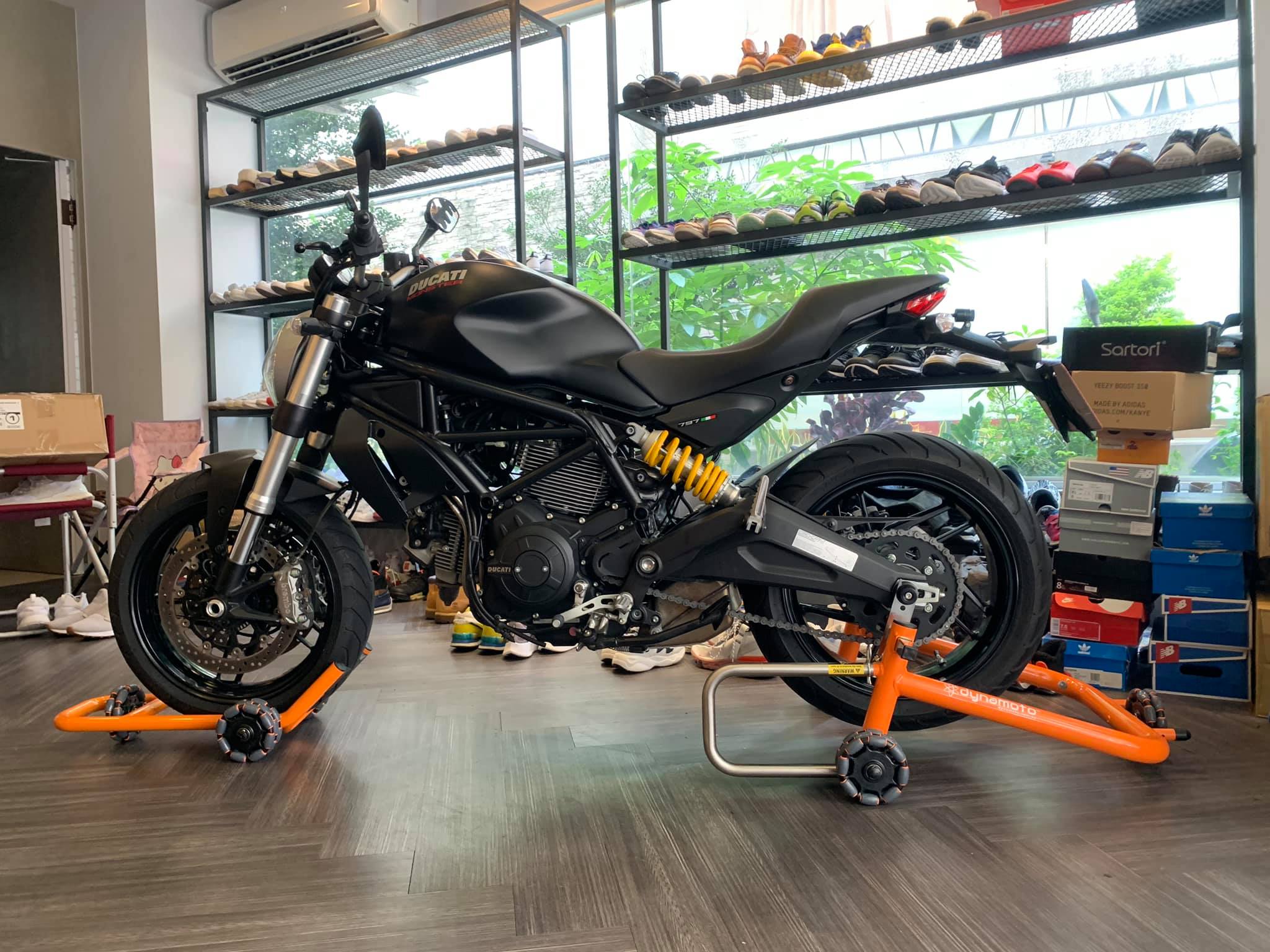 Dynamoto Taiwan 台南范先生因爲工作場所關係 車子需要經常的移動而需dynamoto移動式的駐車架來 Facebook