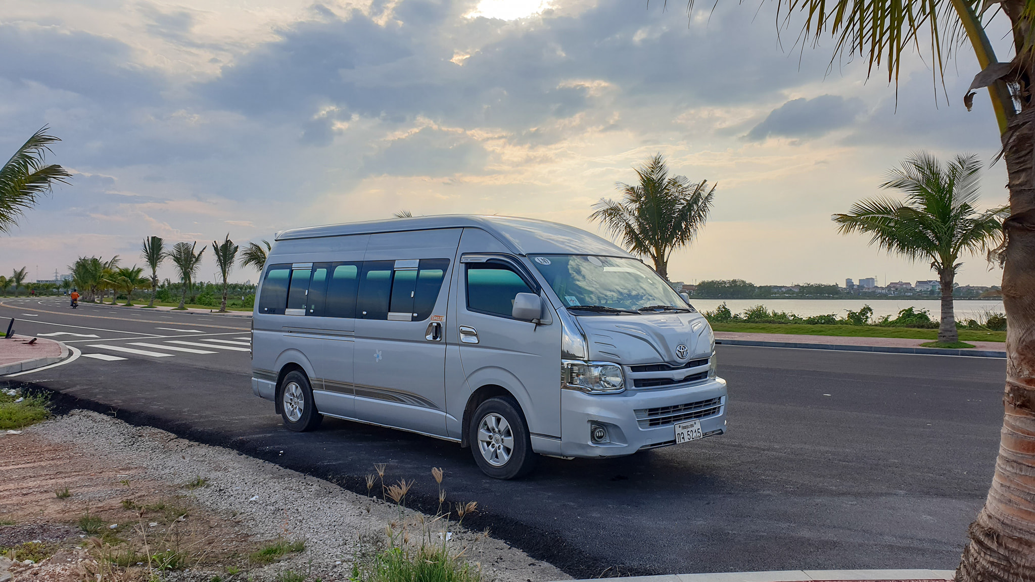 ບໍລິການລົດຕູ້ໃຫ້ເຊົ່າ Van infinite - Home