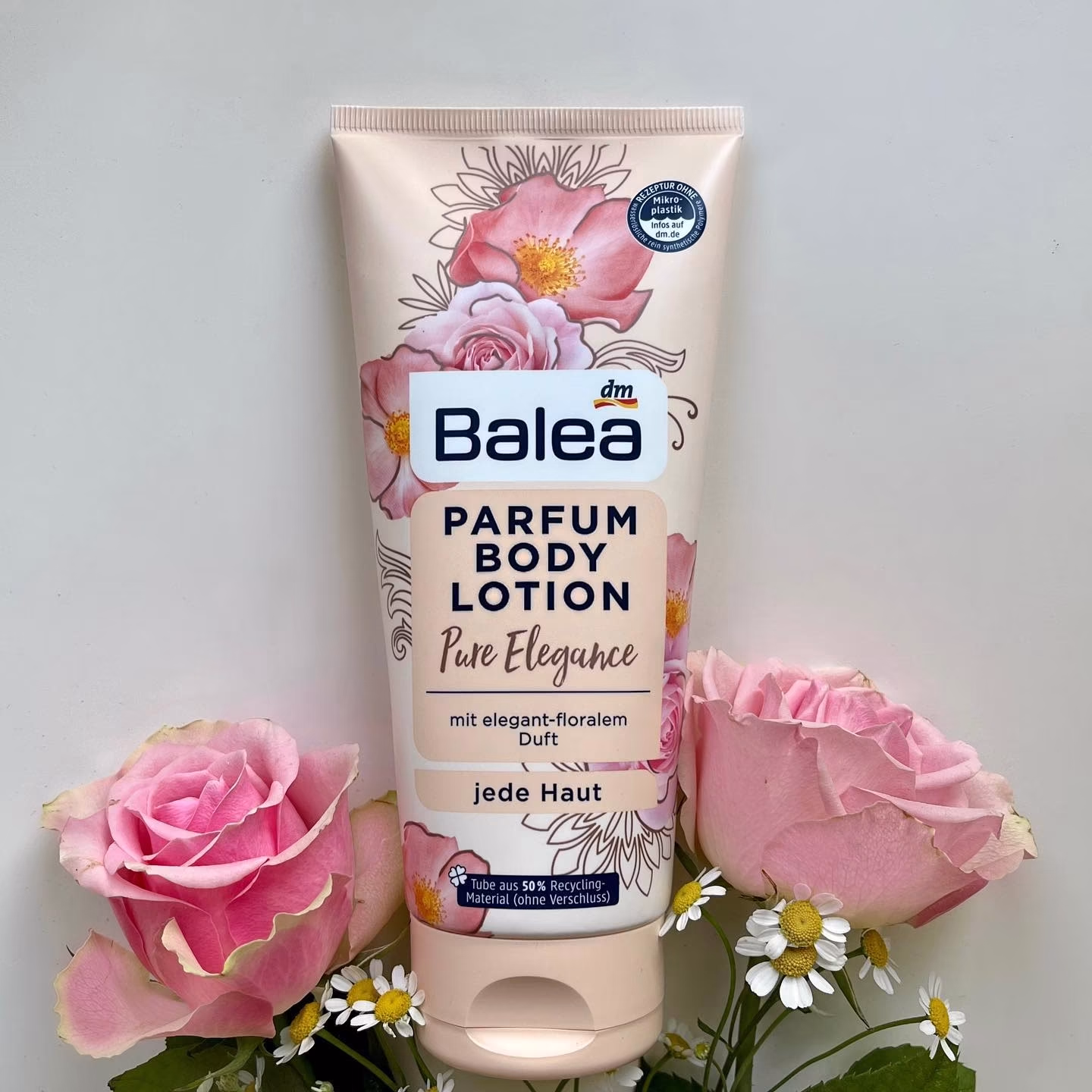Pure Elegance 🌸 Unere neue Bodylotion von Balea verwöhnt eure Haut nicht nur mit einem elegantem Duft nach Wildrose und pudrige Jasminblüte, sondern sie pflegt auch feuchtigkeitsarme Haut geschmeidig