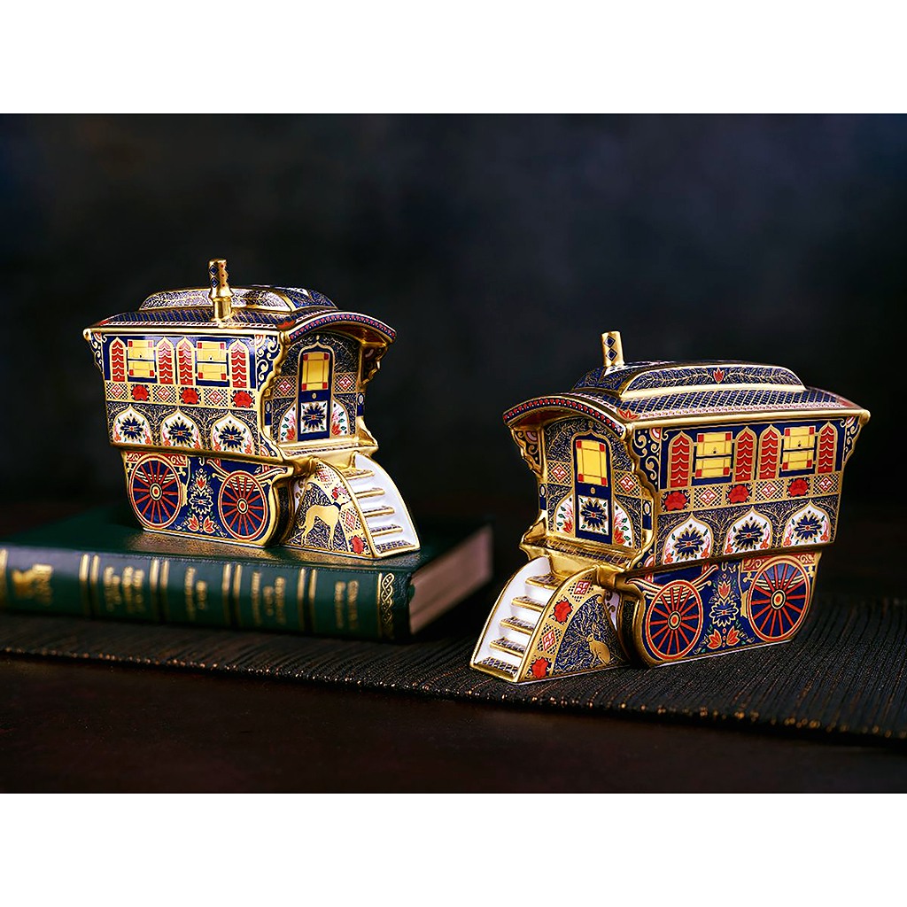 Royal Crown Derby's Aves pattern in 22k gold