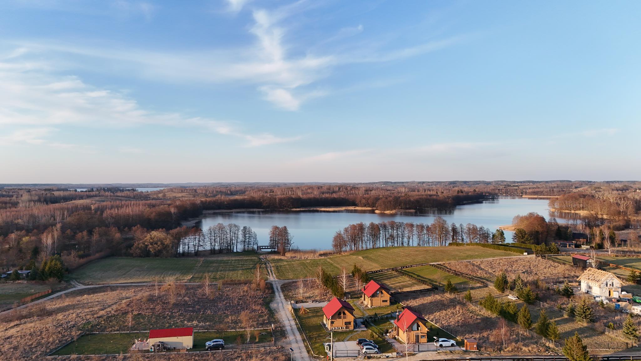 Domki nad jeziorem Dadaj