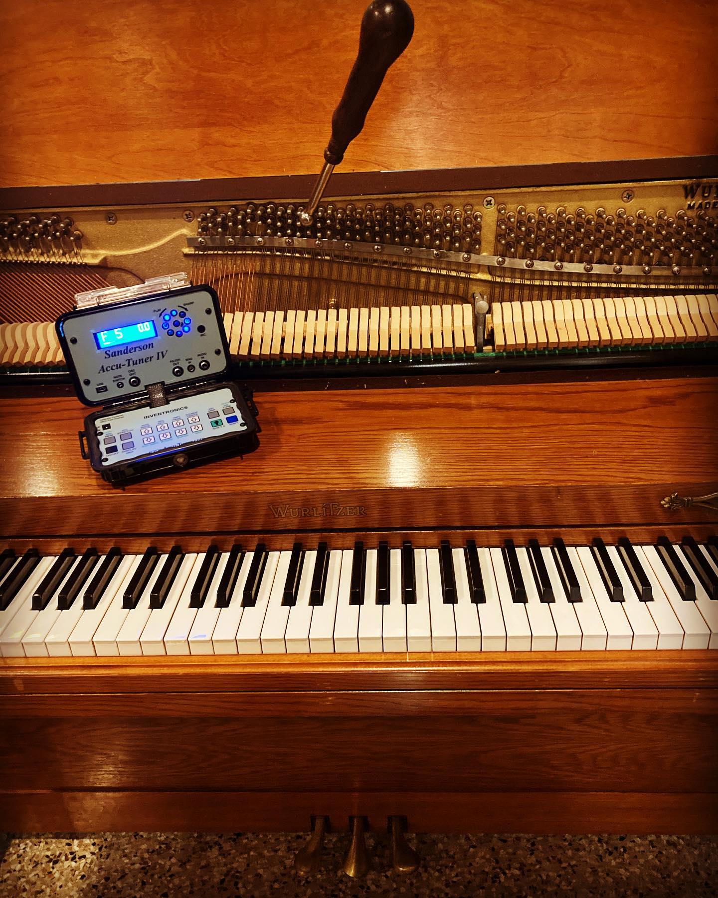 Wurlitzer console getting tuned up... - A 440 Piano Service