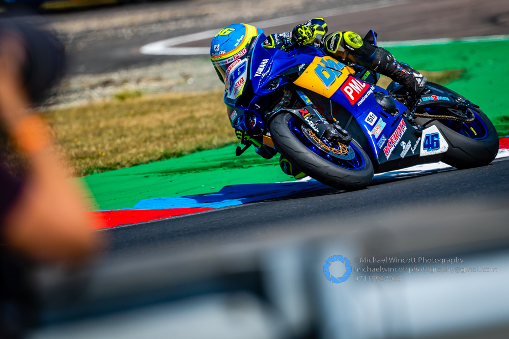 It's all smiles on the grid 📸 #superbike #supersport #racing