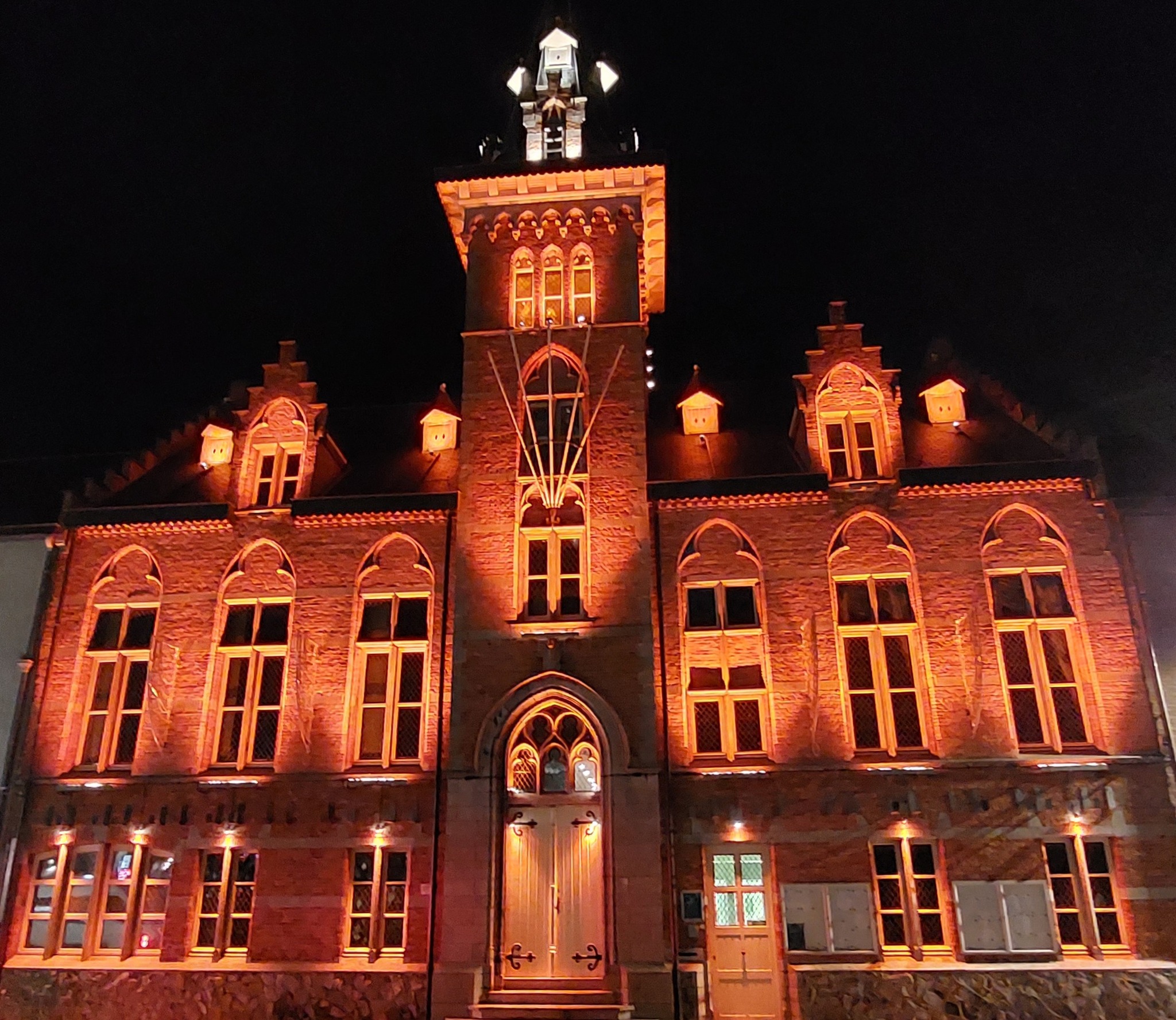 Gemeente Lede - Waarom staat het gemeentehuis en Huize...