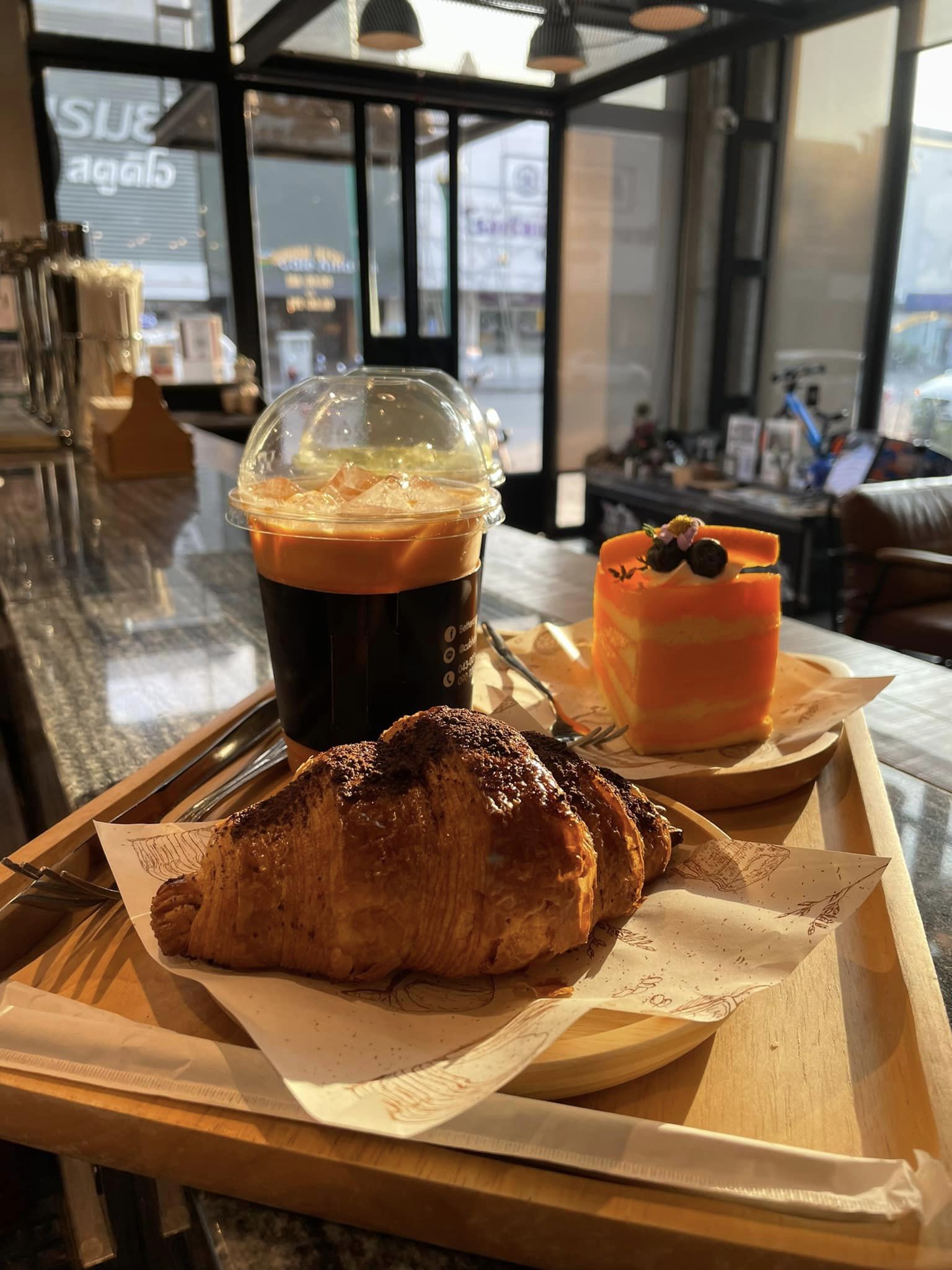 CUB - Thai Tea สีส้มอิฐแก้วนี้มีความละมุนนุ่มนวลผสมผสานอยู่อย่างลงตัว ...