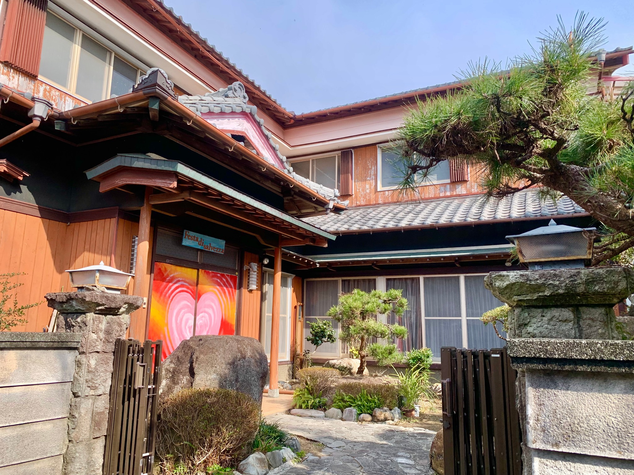 來去日本鄉下住一晚 - 【猜猜這是什麼店家？】 在鄉下住宅區中， 乍看像一般的民宅， 大家知道這是什麼店家呢？...