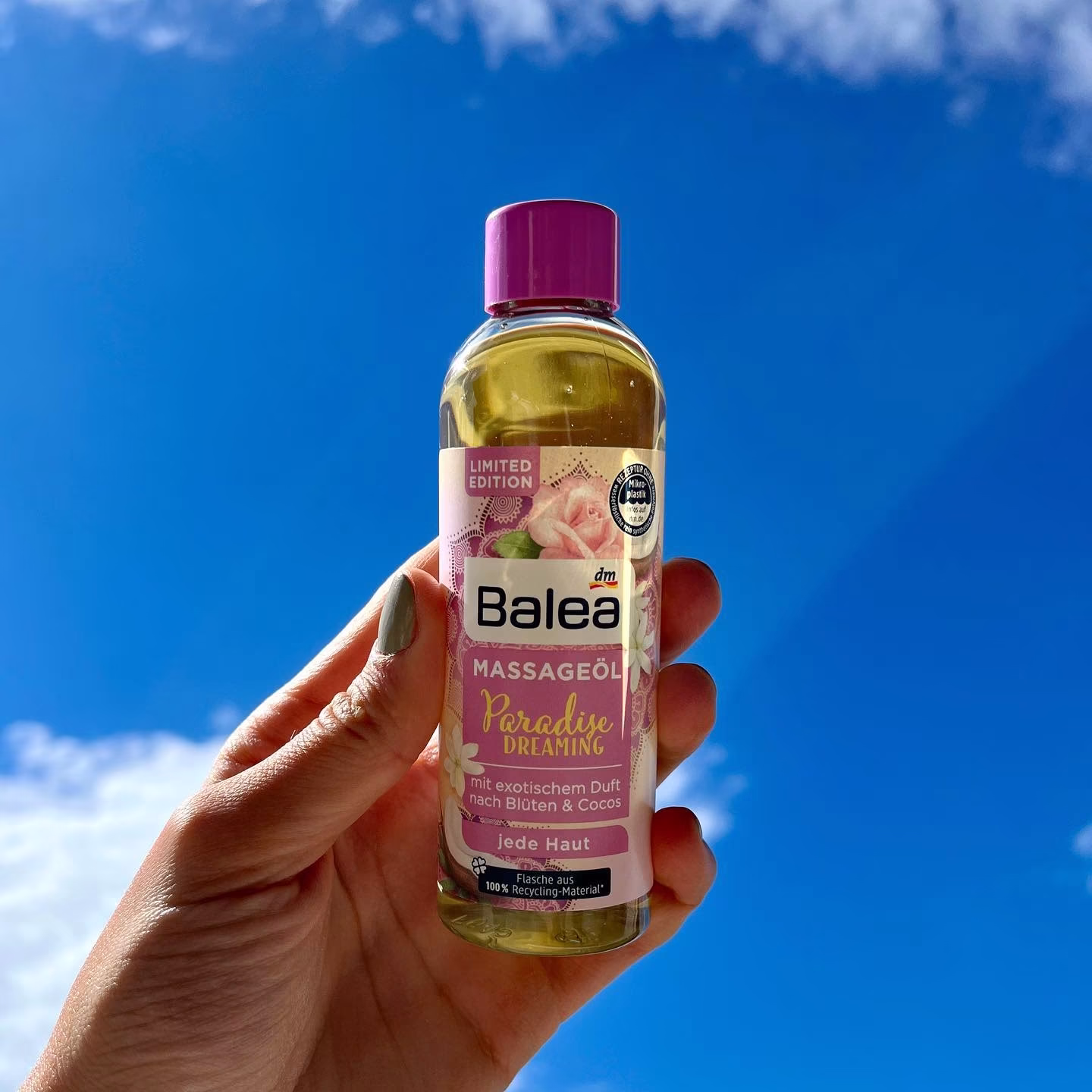 Wir träumen uns ins Paradies 😍 Mit dem neuen Balea Massageöl Paradise Dreaming 🏝💭 Es verwöhnt die Haut mit ausgesuchten Pflegeölen wie Mandel-, Traubenkern- und Sheaöl. Für eine wohltuende Massage zie