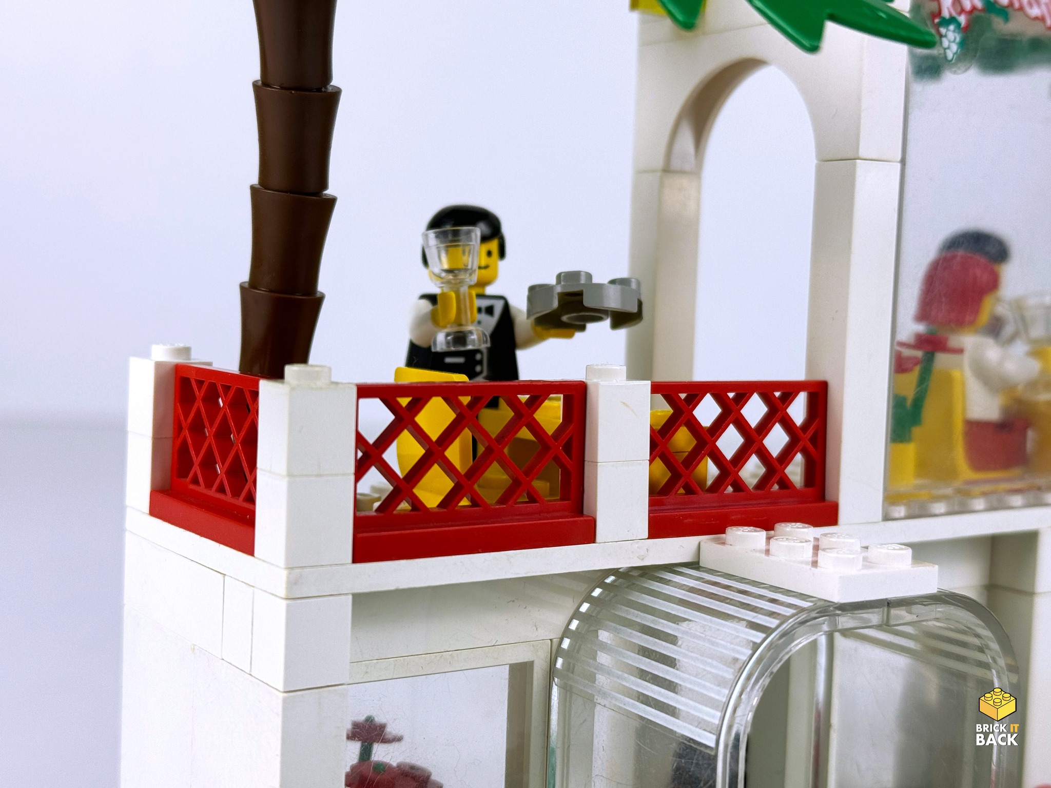 Breezeway Café (6376) is a classic Lego set from 1990, part of the