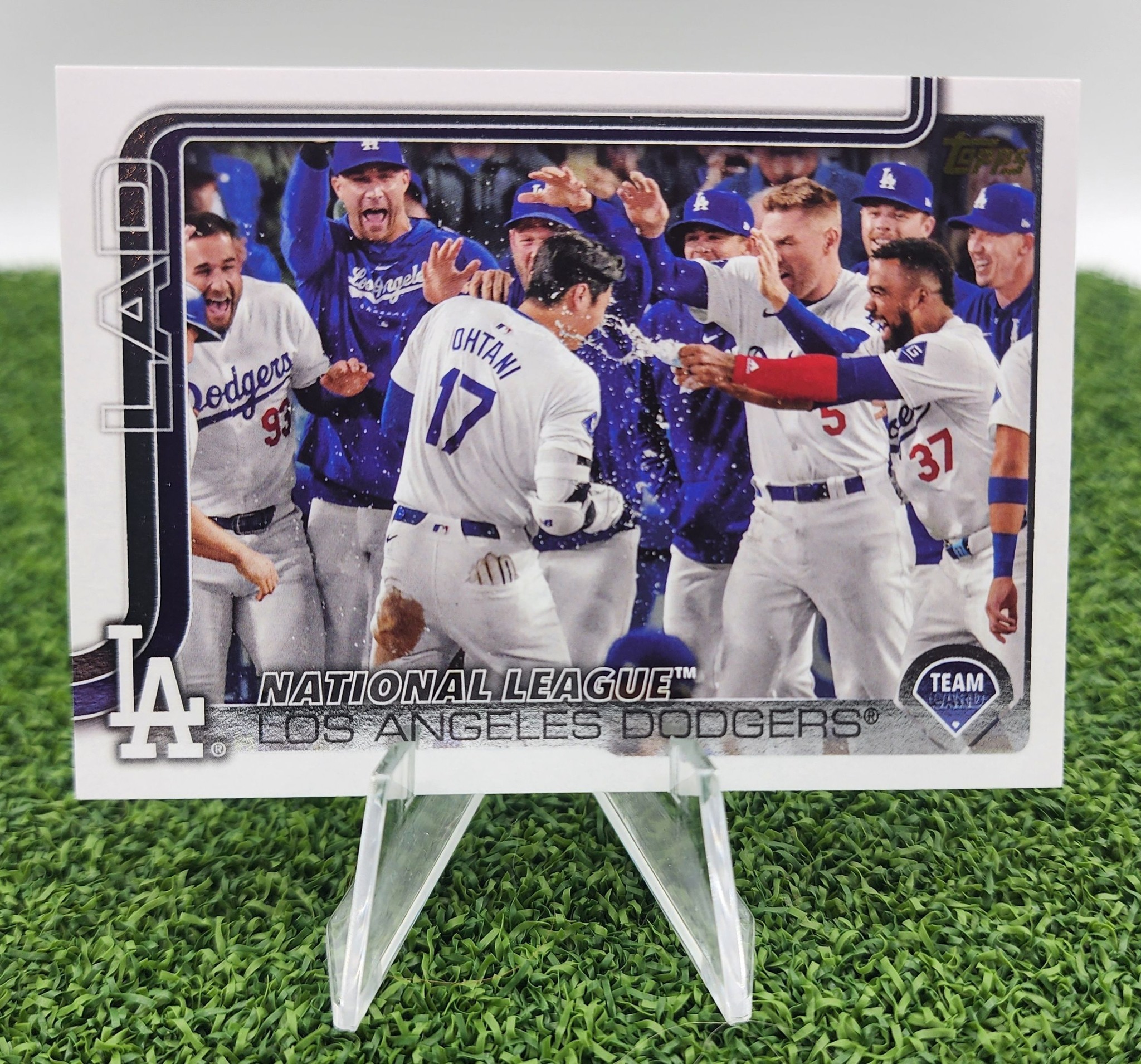 2025 Topps Series 1 Golden Mirror Image Dodgers #302