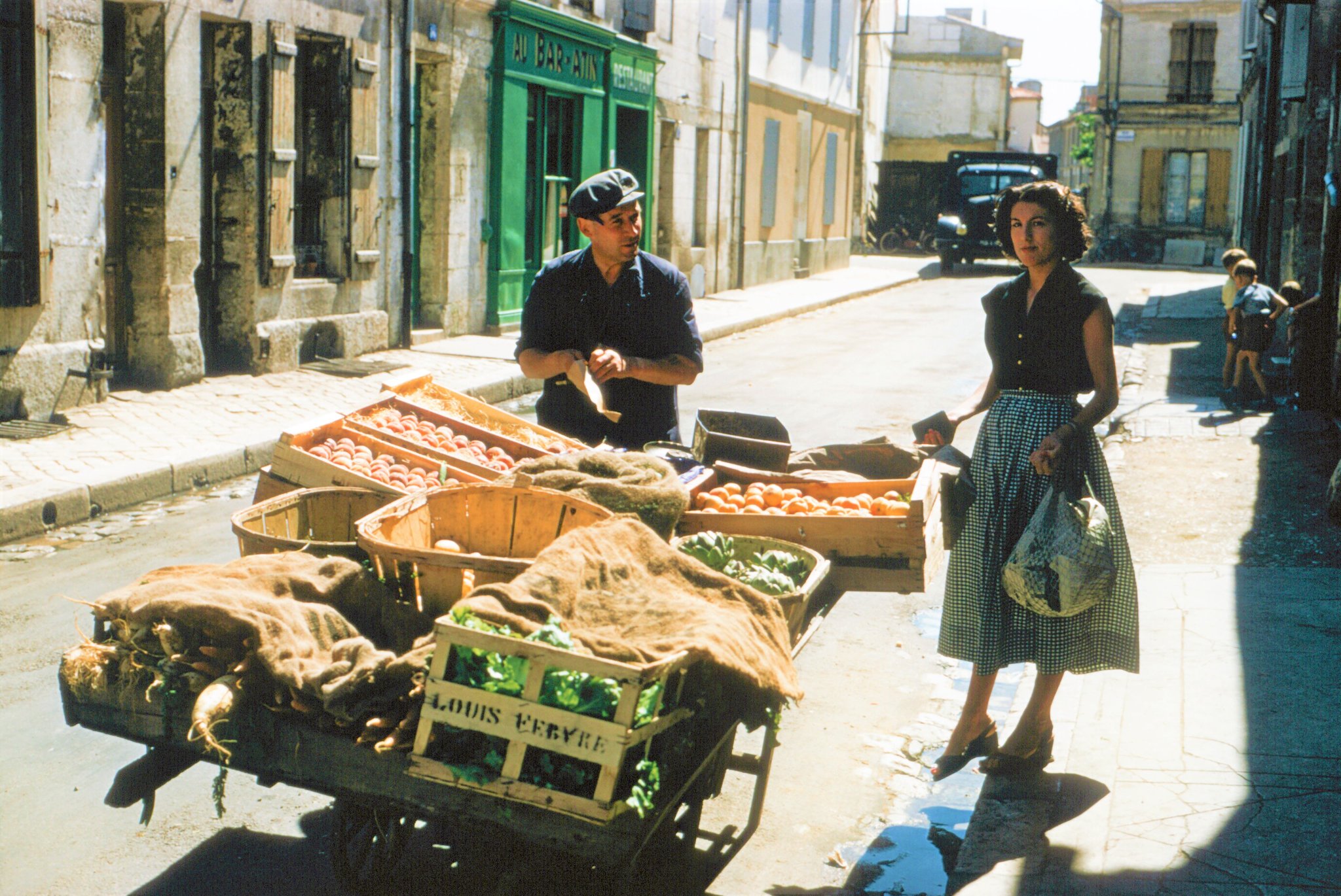1950s French woman shopping with netted bag