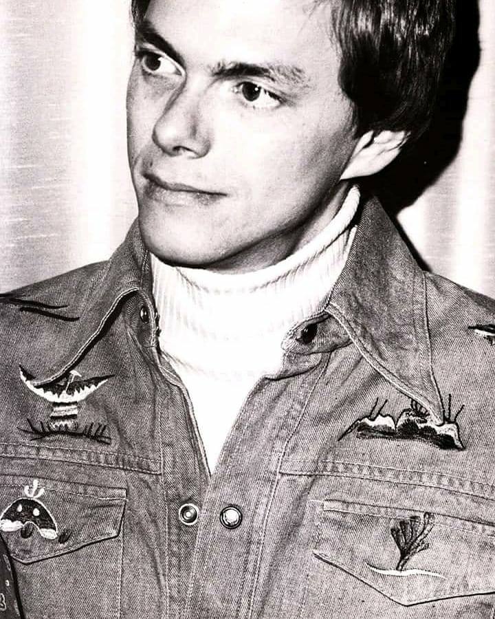 When I was young I'd listen to the radio Waiting for my favorite