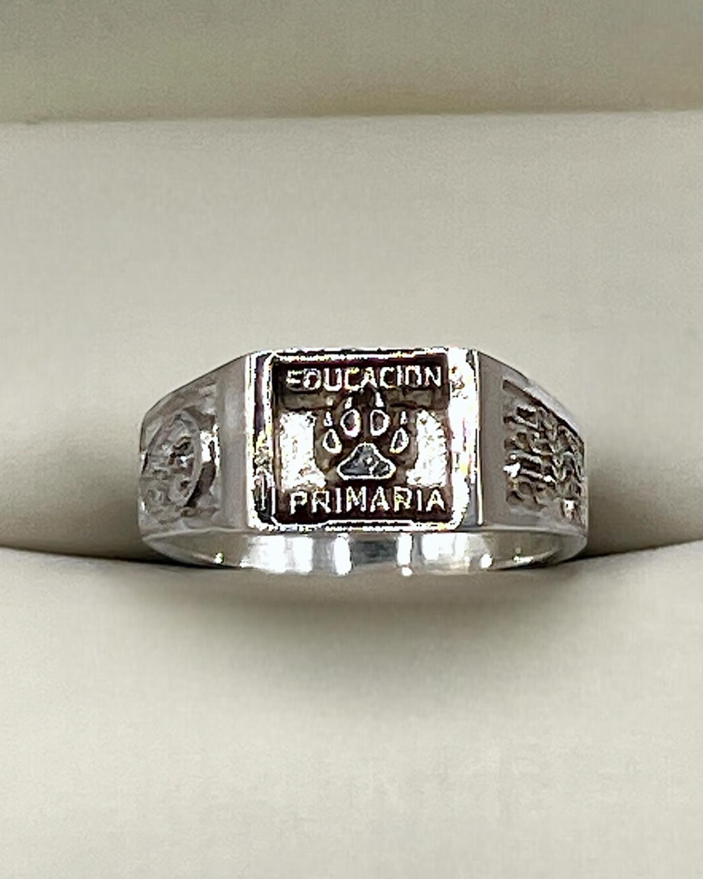 Un regalo para la maestra que siempre serás! Anillo de graduación