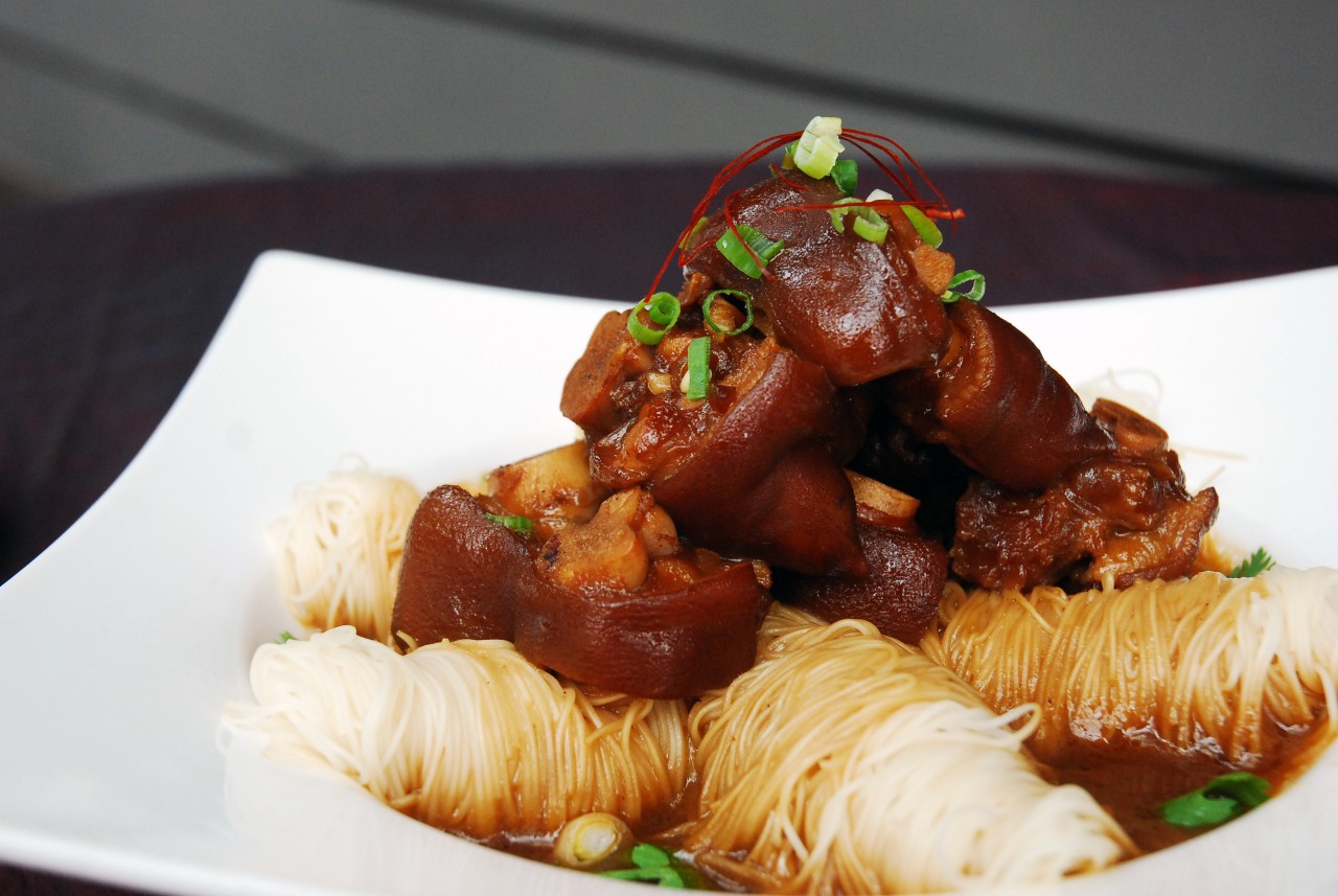 新月梧桐(國美店) - 【豬腳麵線 Pork Knuckle Vermicelli 】 滷到入味的香Q豬腳 加上滑順可口的麵線.... 這是
