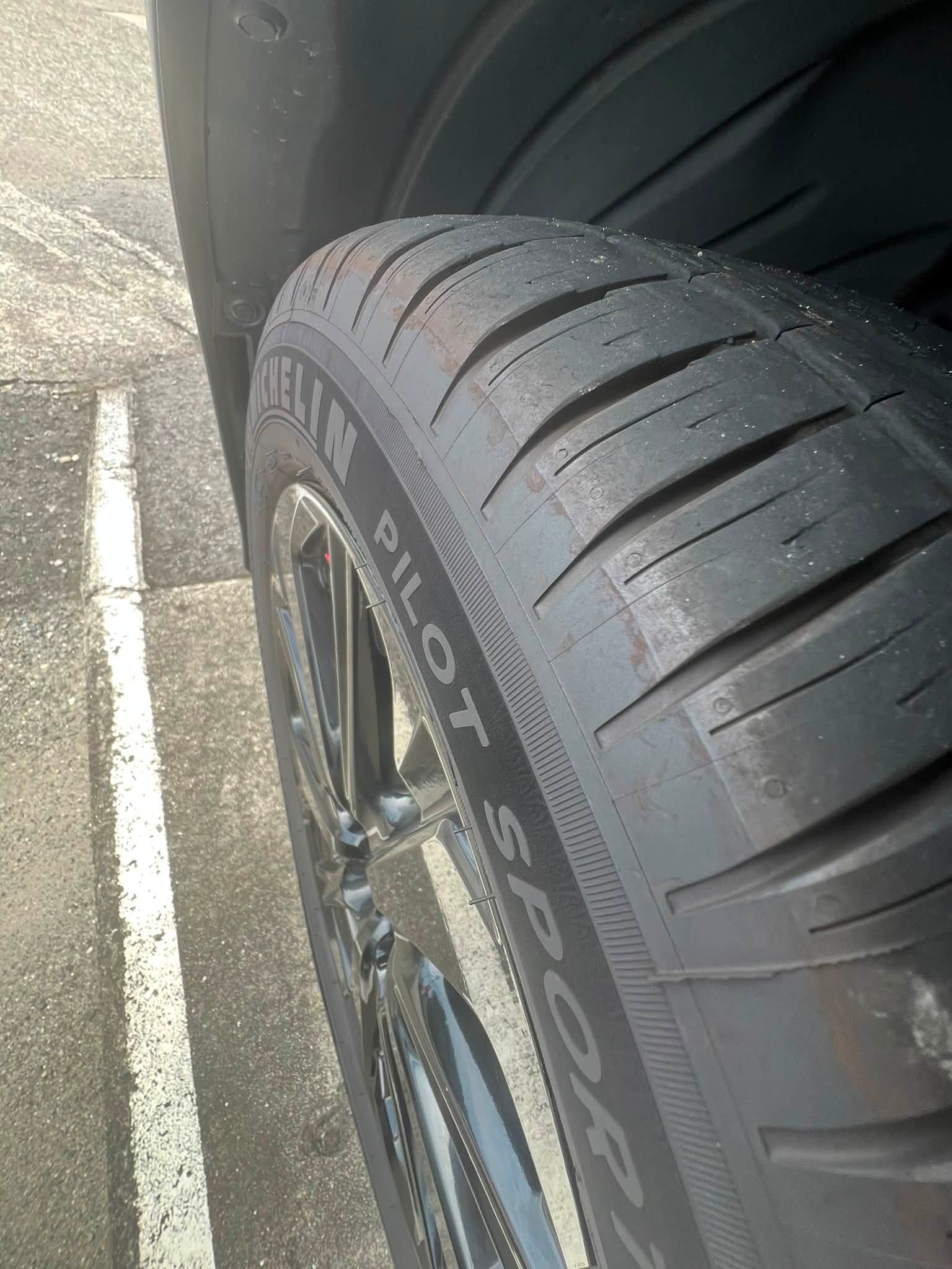 CX60のタイヤ状態です。5600km走行してローテーションしましたが、偏