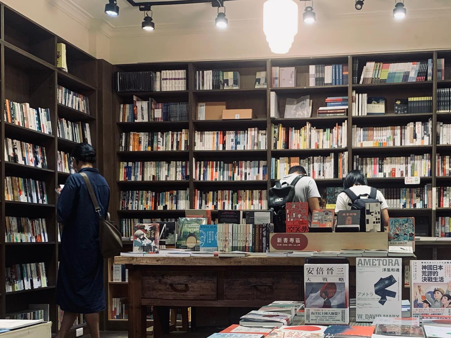 三餘書店 TaKaoBooks - 有時候讀者找了一陣子，找不到書，到櫃檯問，店員走向書架抽出來之後，讀者會露出... | Facebook