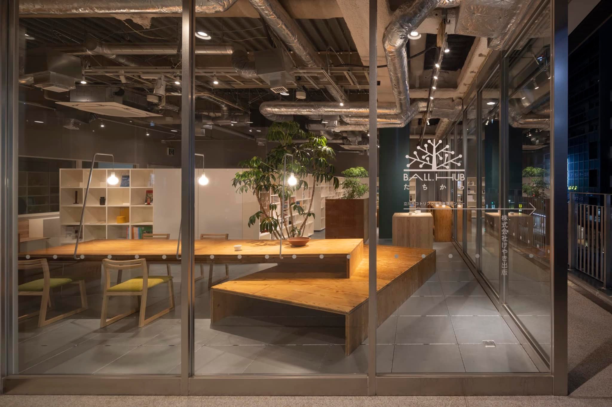 kitokiのmuku seriesのDK06.desk cabinetは、1本1本厳選された無垢材を