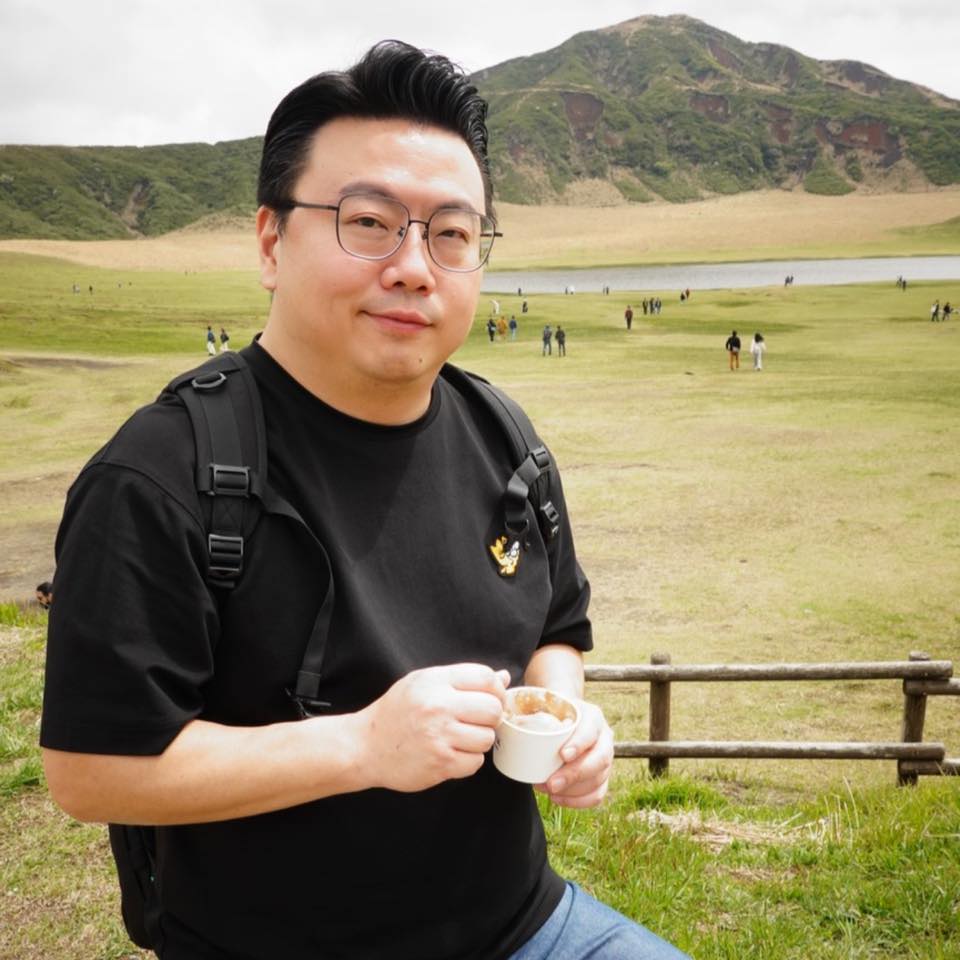 一事無成的老編 - 請來一首歌名有「一半」的作品 因為春節9天連假已剩下不到一半 我先來：傻子與白痴〈一半〉 | Facebook
