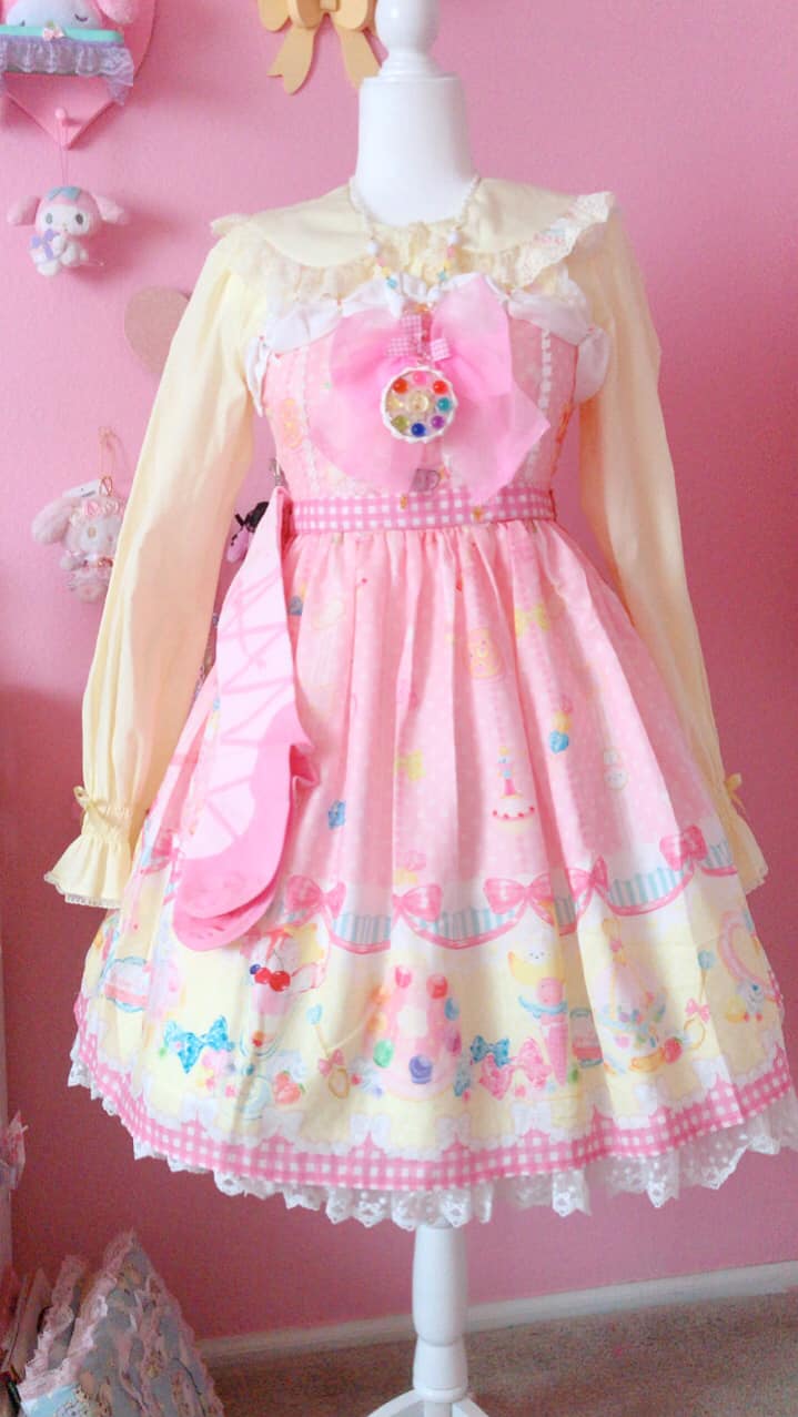 I got a mannequin to display my lolita dresses on for outfit planning and photographs💖