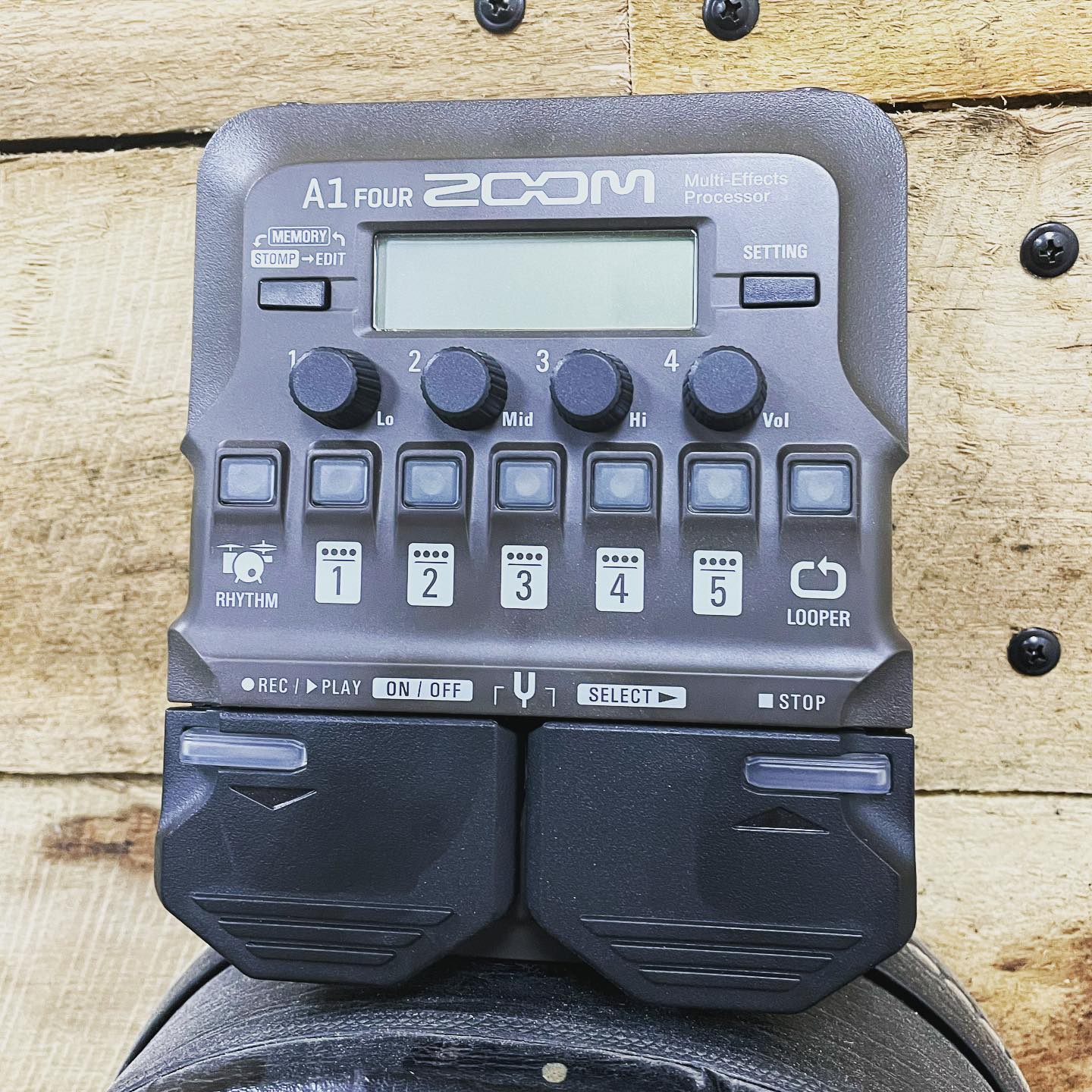 How to save an effect on the A1four Zoom Stomp Box?