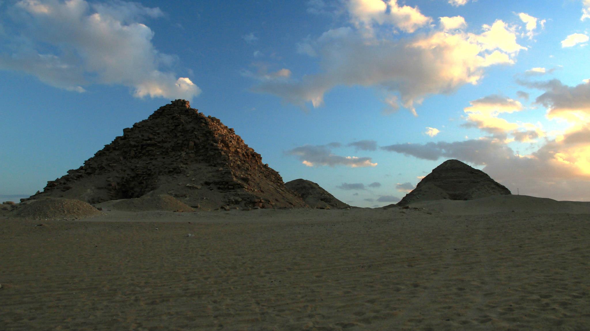 Nile Magazine - In 2,400 BC, the pyramids of Abusir dominated the ...