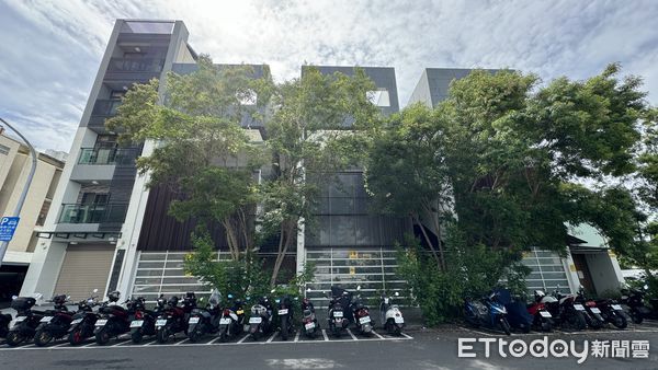 ETtoday房產雲 - 高大特區這排美麗的透天別墅，一戶都沒售出呢.....直接法拍！ 高雄建商蓋億元豪墅負債累累 3戶餘屋淪法拍 ...