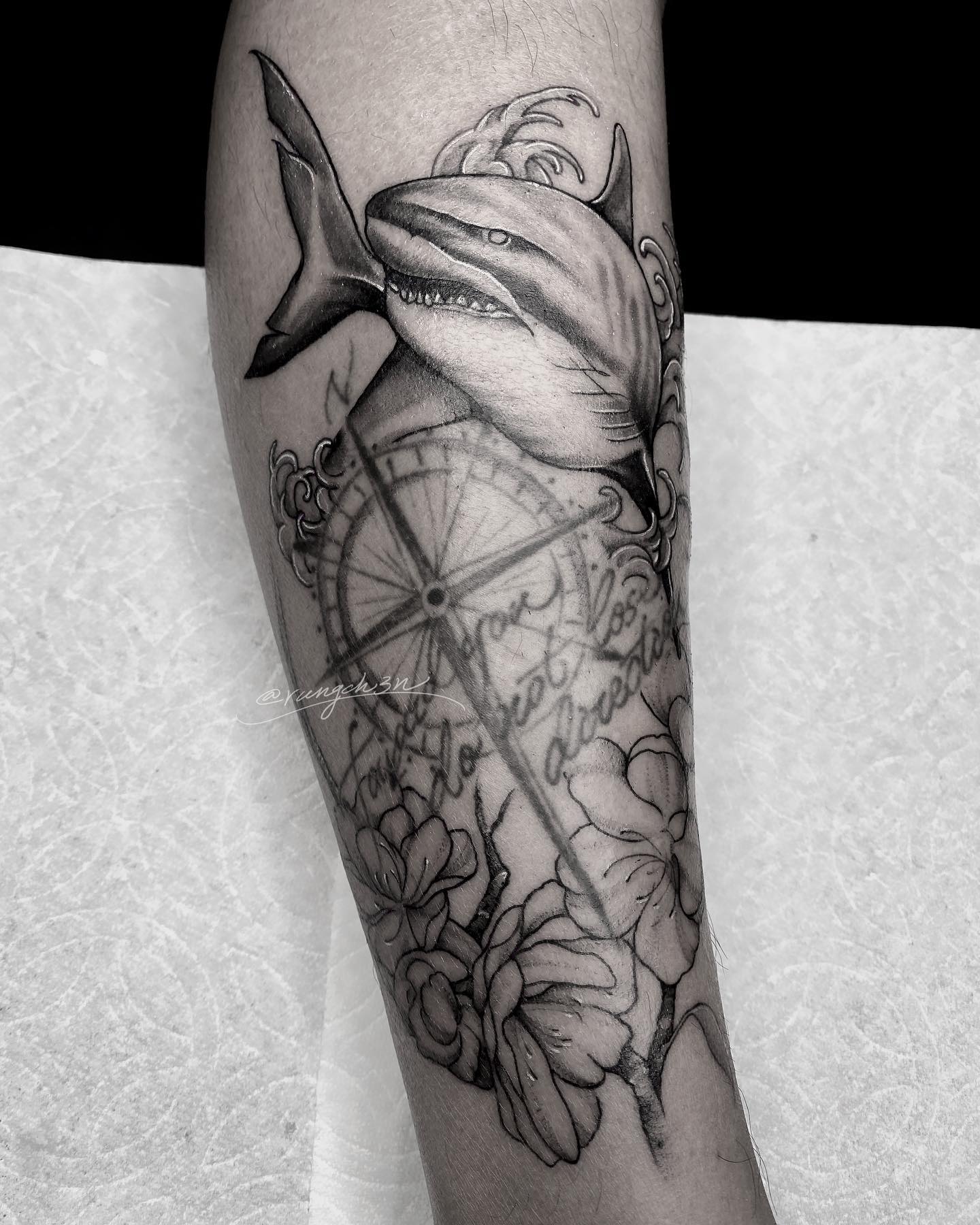 [舊圖延伸]梅/櫻/鯊魚 客人來延伸腳上舊圖... - 假期刺青 Holiday Ink