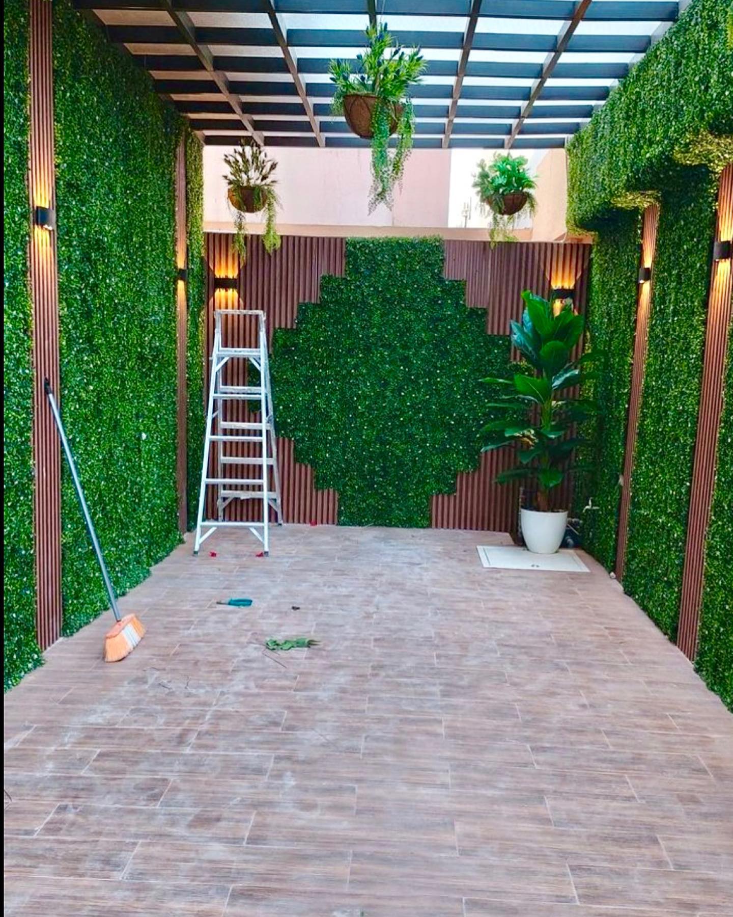 GREEN WALL - Diseño de patio interno, muro verde y deck... | Facebook