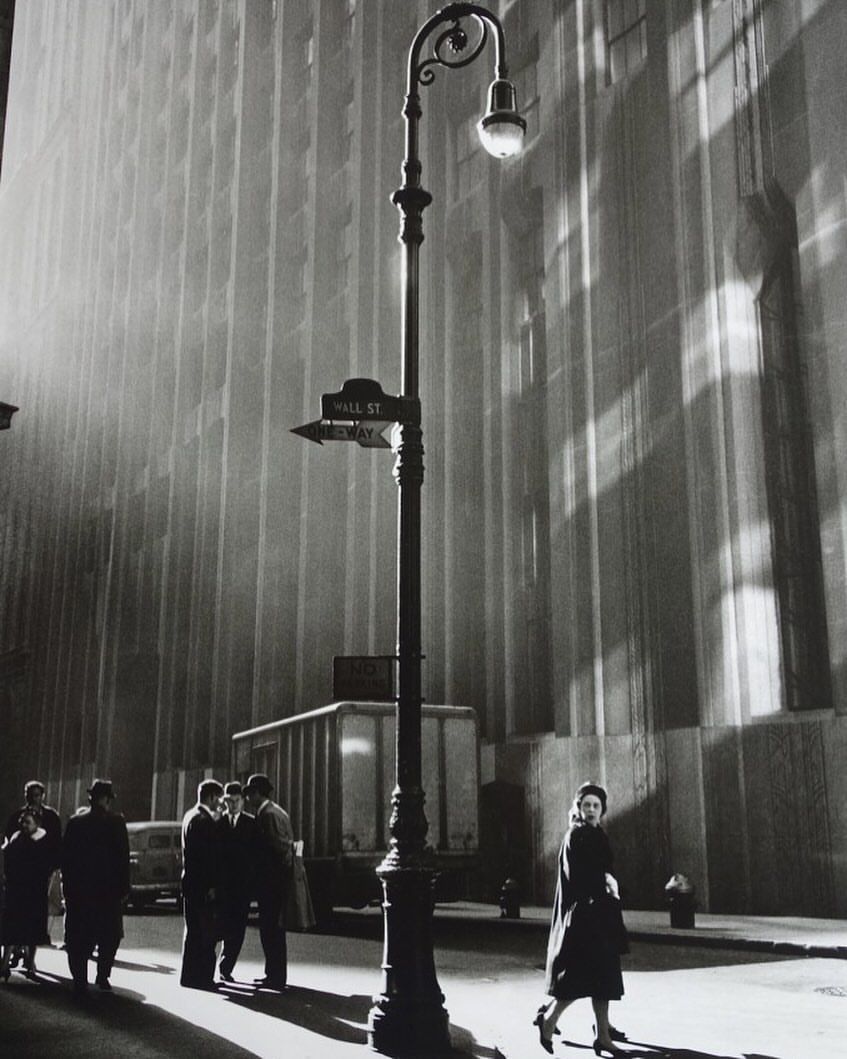 𝐌𝐨𝐦𝐞𝐧𝐭 - In 1960, Neil Libbert captured a defining moment of Wall ...