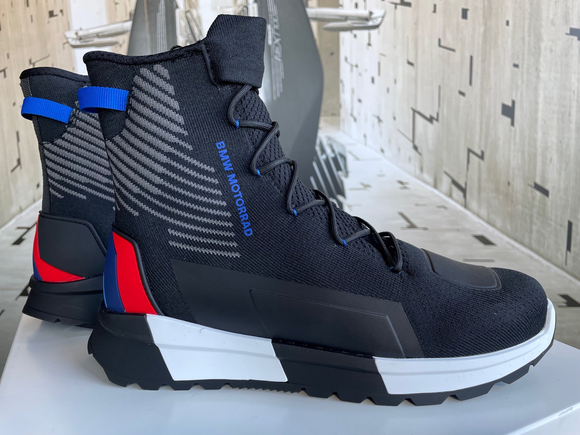 Discover the BMW Motorrad KnitRace sneakers, combining style and 