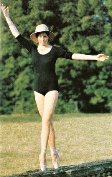 📷Princess Diana with ballerinas from the English National Ballet